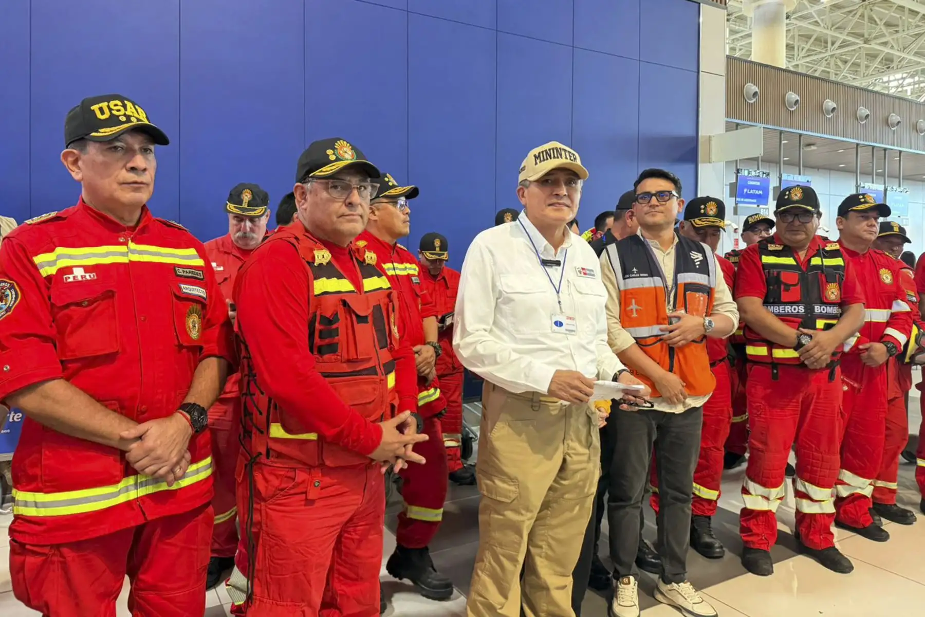 Más de 40 bomberos voluntarios del equipo USAR del Cuerpo General de Bomberos Voluntarios del Perú partieron hacia Venezuela para reforzar las labores de búsqueda y rescate tras el terremoto que afectó al país. Entre ellos viaja Kaira, una pastora belga malinois de 4 años, entrenada como perrita rescatista para localizar a personas desaparecidas y atrapadas entre los escombros. Foto: Mininter
