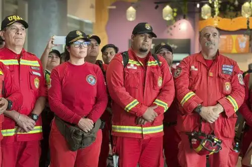 Más de 40 bomberos voluntarios y Kaira, la perrita rescatista, viajan a Venezuela para apoyar las labores de búsqueda tras el terremoto