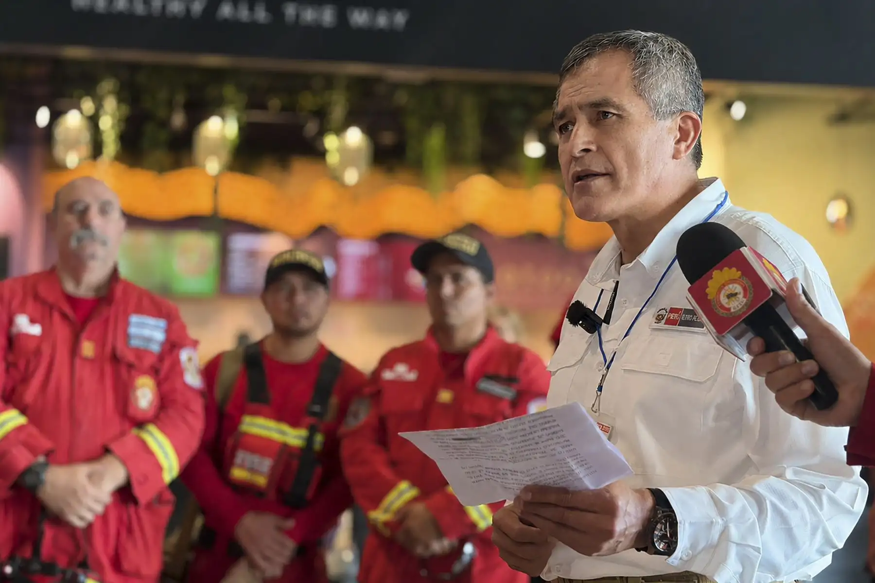 Más de 40 bomberos voluntarios del equipo USAR del Cuerpo General de Bomberos Voluntarios del Perú partieron hacia Venezuela para reforzar las labores de búsqueda y rescate tras el terremoto que afectó al país. Entre ellos viaja Kaira, una pastora belga malinois de 4 años, entrenada como perrita rescatista para localizar a personas desaparecidas y atrapadas entre los escombros. Foto: Mininter