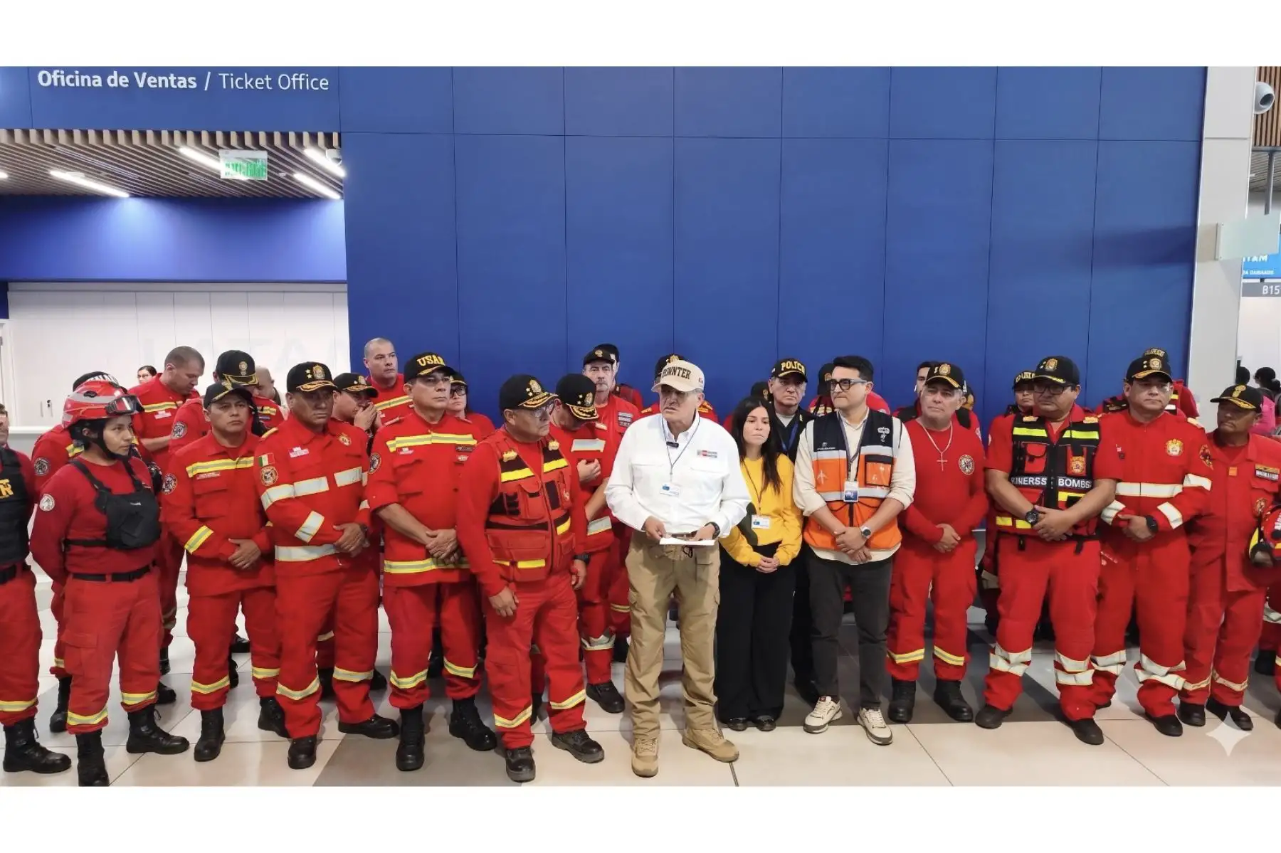 Más de 40 bomberos voluntarios del equipo USAR del Cuerpo General de Bomberos Voluntarios del Perú partieron hacia Venezuela para reforzar las labores de búsqueda y rescate tras el terremoto que afectó al país. Entre ellos viaja Kaira, una pastora belga malinois de 4 años, entrenada como perrita rescatista para localizar a personas desaparecidas y atrapadas entre los escombros. Foto: Mininter