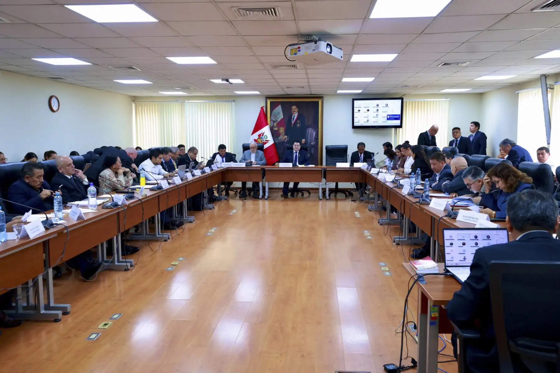Congreso posterga debate sobre créditos suplementarios para el martes