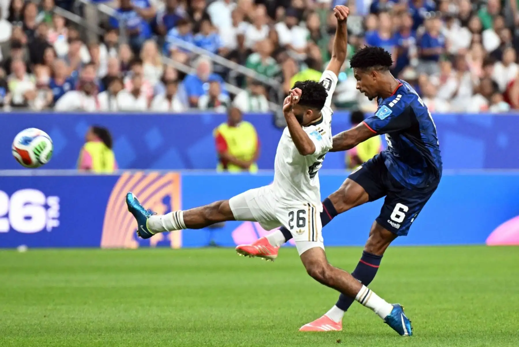 El defensa saudí Mohammed Abu Al-Shamat (izq.), número 26, no logra bloquear al centrocampista caboverdiano Kevin Pina, número 6, durante el partido de fútbol del Grupo H de la Copa Mundial 2026 entre Cabo Verde y Arabia Saudí en el Estadio de Houston, el 26 de junio de 2026. (Foto de RONALDO SCHEMIDT / AFP)
