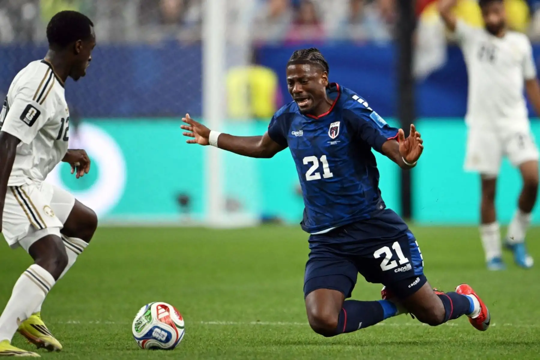 El defensa saudí Saud Abdulhamid (izq.), número 12 del ranking, disputa el balón con el centrocampista caboverdiano Nuno da Costa, número 21, durante el partido de fútbol del Grupo H del Mundial 2026 entre Cabo Verde y Arabia Saudí, disputado en el Estadio de Houston el 26 de junio de 2026. (Foto de RONALDO SCHEMIDT / AFP)