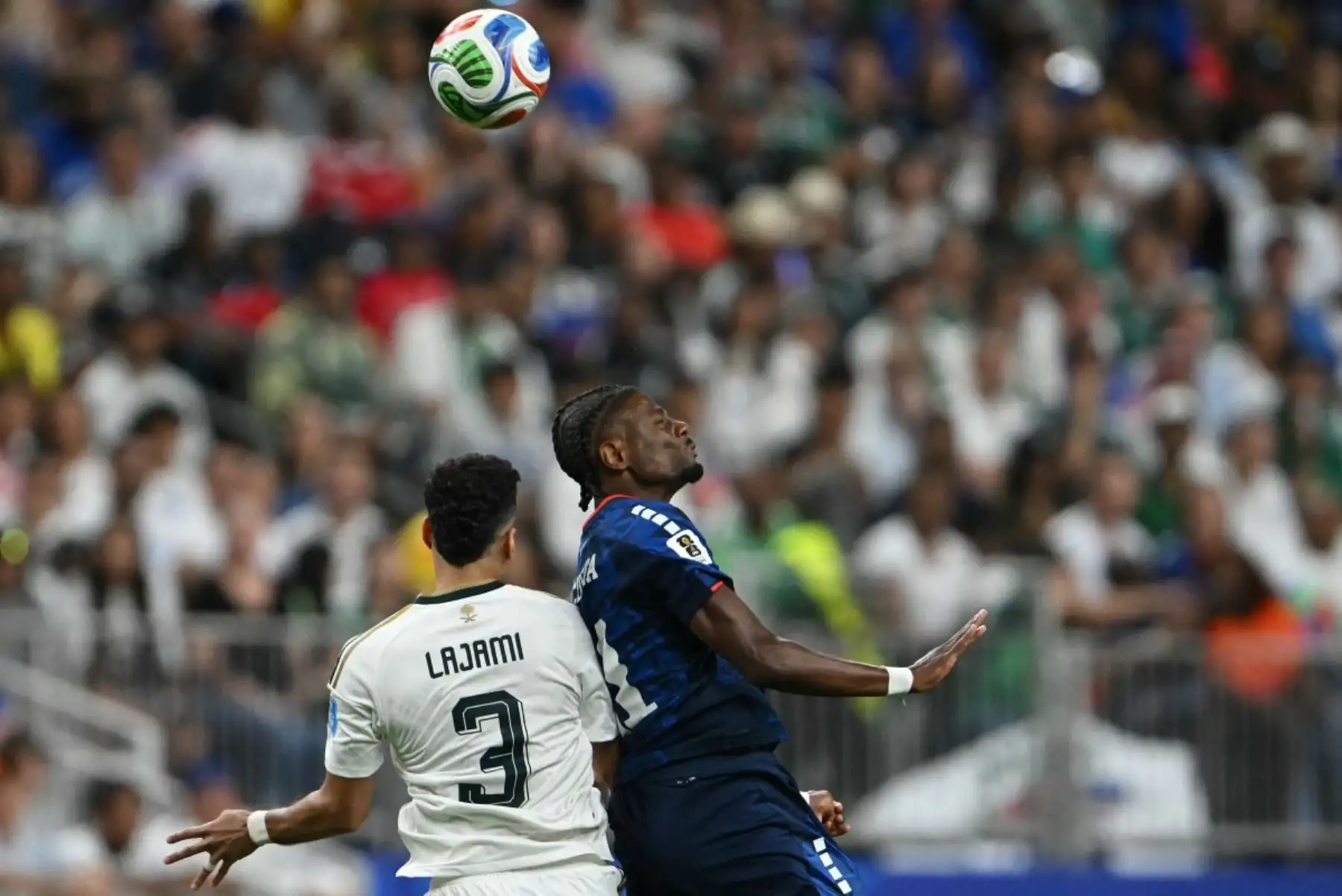 El defensa saudí Ali Lajami (izq.), número 3, y el centrocampista caboverdiano Nuno da Costa, número 21, saltan por el balón durante el partido de fútbol del Grupo H de la Copa Mundial 2026 entre Cabo Verde y Arabia Saudí en el Estadio de Houston, en Houston, el 26 de junio de 2026. (Foto de RONALDO SCHEMIDT / AFP)