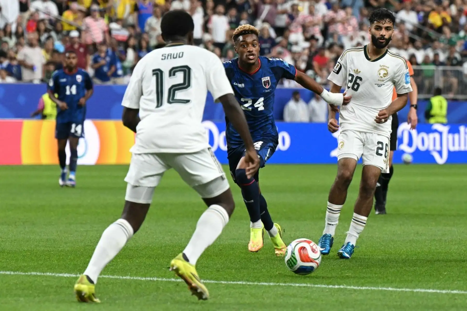 El defensa saudí n.° 12, Saud Abdulhamid (izquierda), y el defensa saudí n.° 26, Mohammed Abu Al-Shamat (derecha), disputan el balón con el defensa caboverde n.° 24, Wagner Pina, durante el partido de fútbol del Grupo H de la Copa Mundial 2026 entre Cabo Verde y Arabia Saudí, disputado en el Estadio de Houston el 26 de junio de 2026. (Foto de RONALDO SCHEMIDT / AFP)