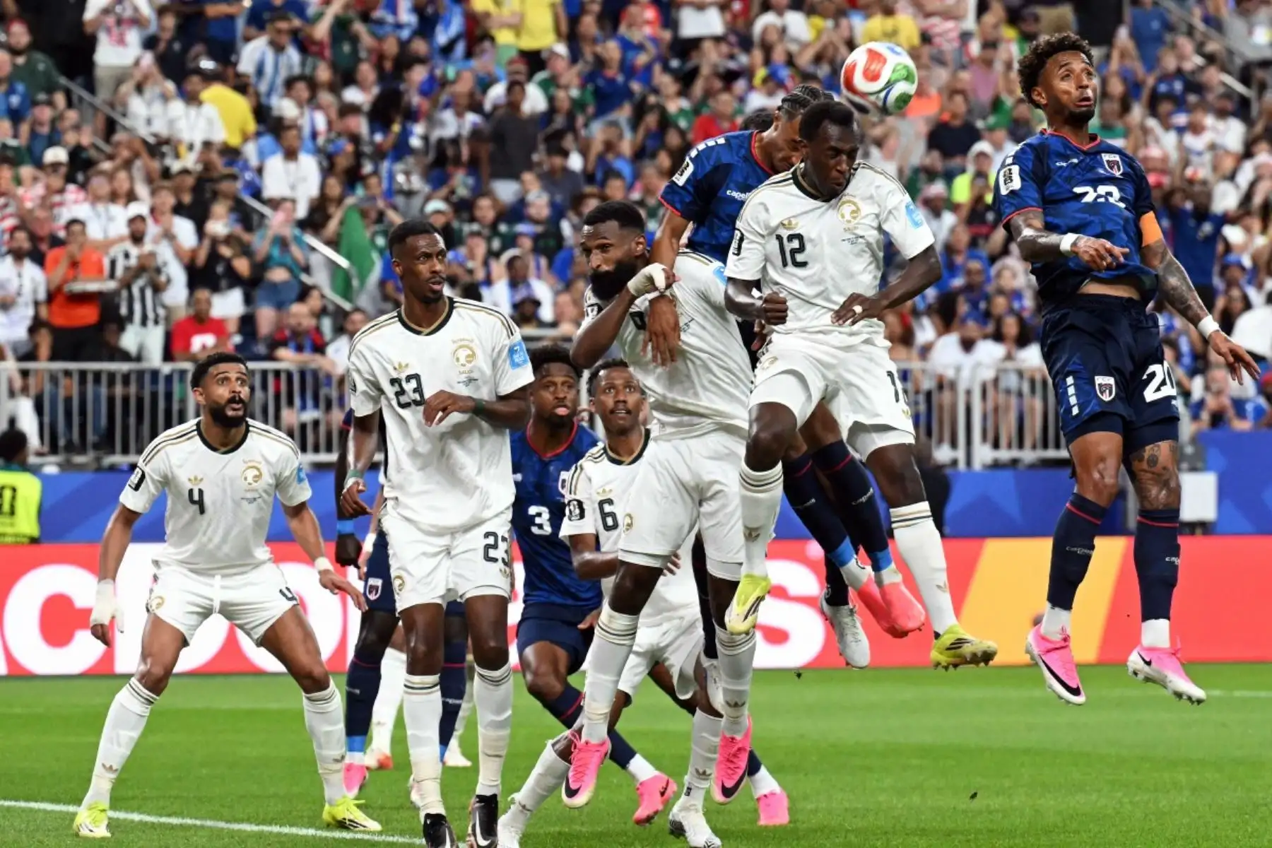 El delantero caboverdiano Ryan Mendes (derecha), número 20, salta para cabecear el balón durante el partido de fútbol del Grupo H de la Copa Mundial 2026 entre Cabo Verde y Arabia Saudita en el Estadio de Houston, el 26 de junio de 2026. (Foto de RONALDO SCHEMIDT / AFP)