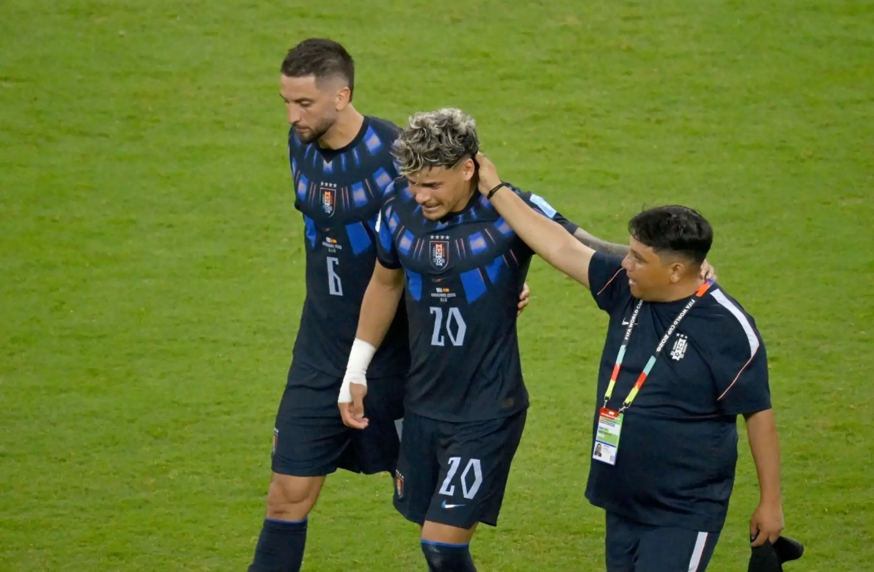 El centrocampista uruguayo Rodrigo Bentancur (número 6) y el centrocampista uruguayo Maximiliano Araujo (número 20) reaccionan tras la derrota en el partido de fútbol del Grupo H del Mundial 2026 entre Uruguay y España en el Estadio Guadalajara de Zapopan el 26 de junio de 2026. (Foto de Alfredo ESTRELLA / AFP)