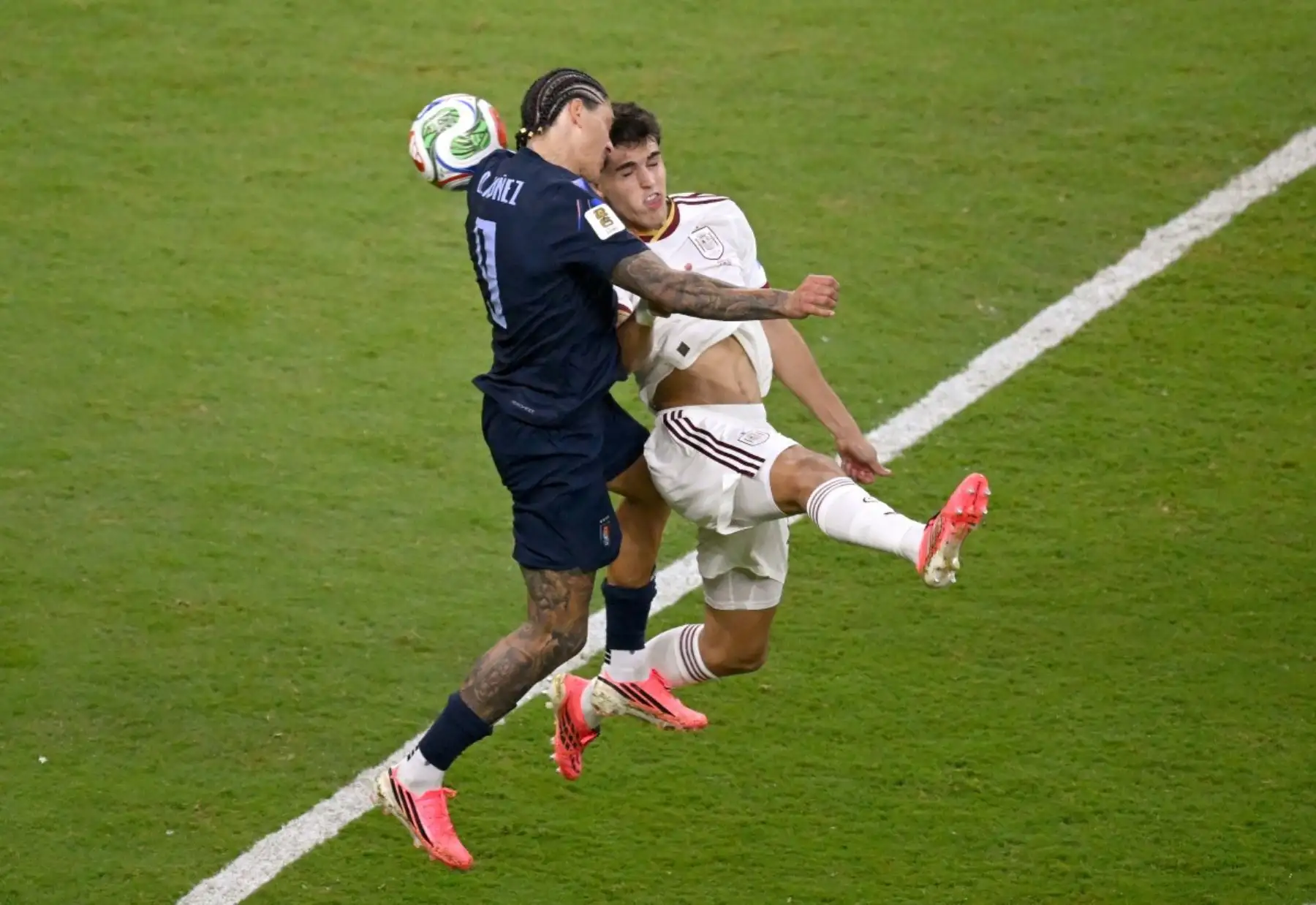 El delantero uruguayo Darwin Núñez (n.º 09) y el defensa español Pau Cubarsi (n.º 22) luchan por el balón durante el partido de fútbol del Grupo H del Mundial 2026 entre Uruguay y España en el Estadio Guadalajara de Zapopan, el 26 de junio de 2026. (Foto de Alfredo ESTRELLA / AFP)