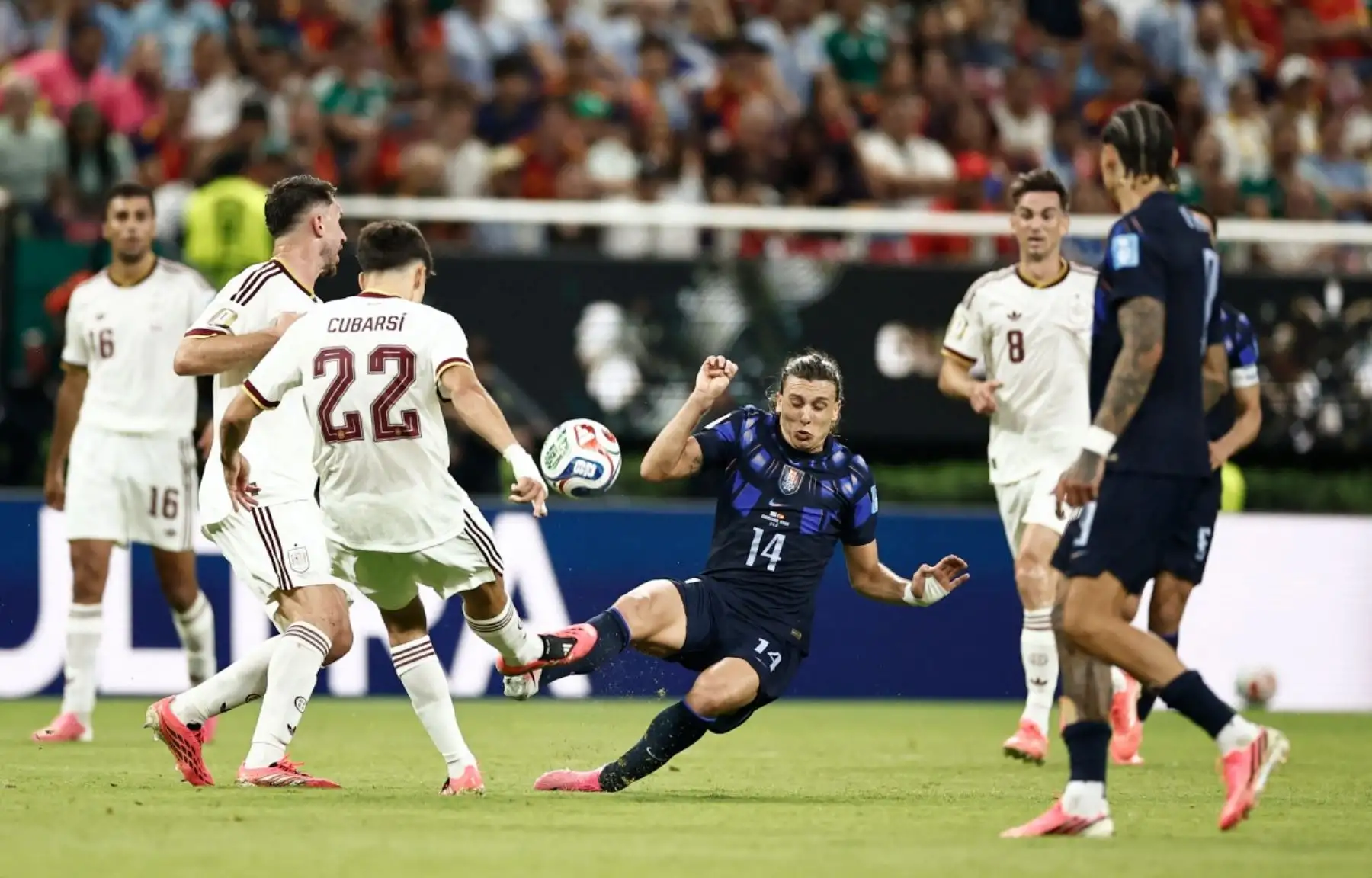 El defensa español Pau Cubarsi (número 22) y el delantero uruguayo Agustín Canobbio (número 14) luchan por el balón durante el partido de fútbol del Grupo H del Mundial 2026 entre Uruguay y España en el Estadio Guadalajara de Zapopan el 26 de junio de 2026. (Foto de Ulises RUIZ / AFP)