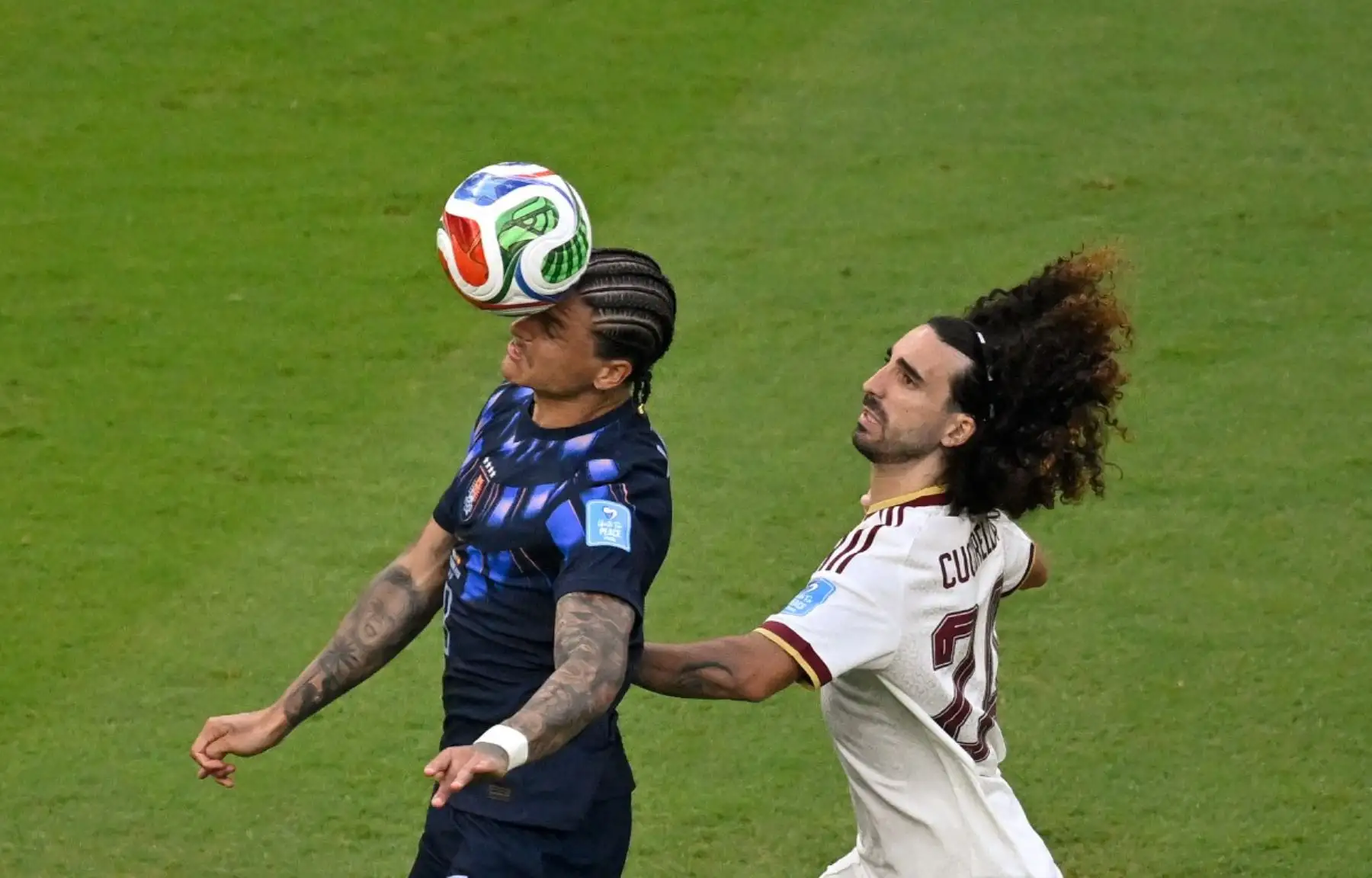 El delantero uruguayo Darwin Núñez, número 09, cabecea el balón junto al defensa español Marc Cucurella, número 24, durante el partido de fútbol del Grupo H del Mundial 2026 entre Uruguay y España en el Estadio Guadalajara de Zapopan, el 26 de junio de 2026. (Foto de Alfredo ESTRELLA / AFP)