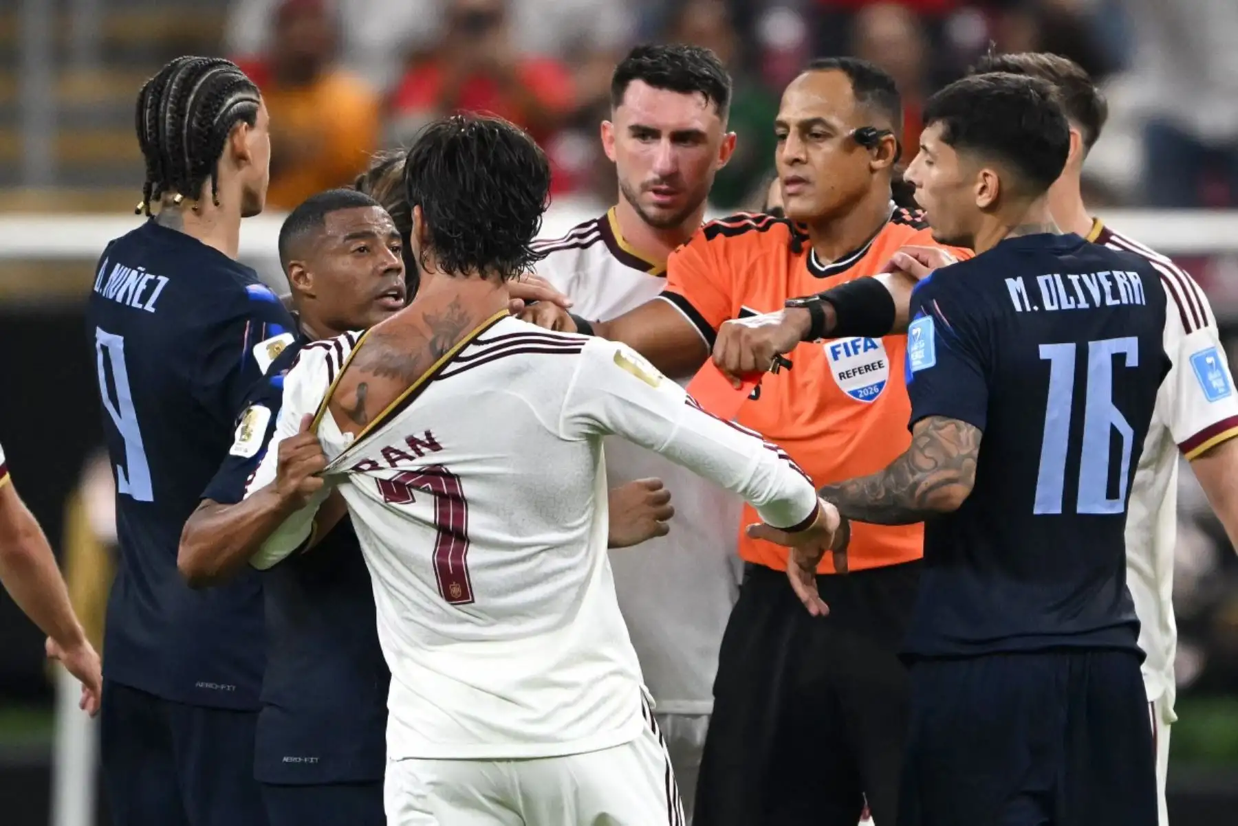 El mediocampista uruguayo Nicolás de la Cruz, número 07, agarra la camiseta del delantero español Ferran Torres, número 07, durante el partido de fútbol del Grupo H de la Copa Mundial 2026 entre Uruguay y España en el Estadio Guadalajara de Zapopan el 26 de junio de 2026. (Foto de CARL DE SOUZA / AFP)