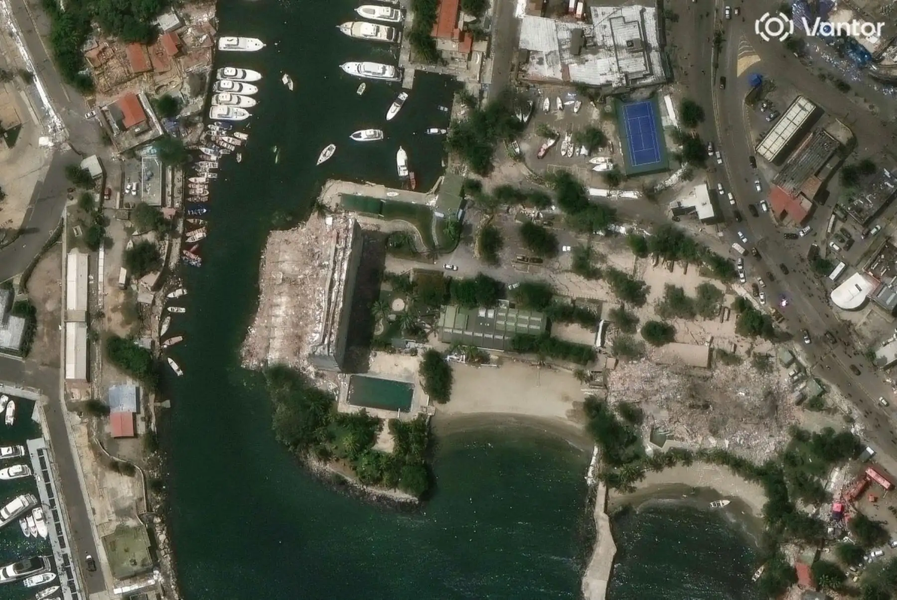 Esta imagen satelital, tomada el 26 de junio de 2026 por Vantor, muestra una vista general de los edificios, incluyendo algunas estructuras derrumbadas, en Caraballeda, estado de La Guaira, Venezuela, tras los dos terremotos. Foto: AFP