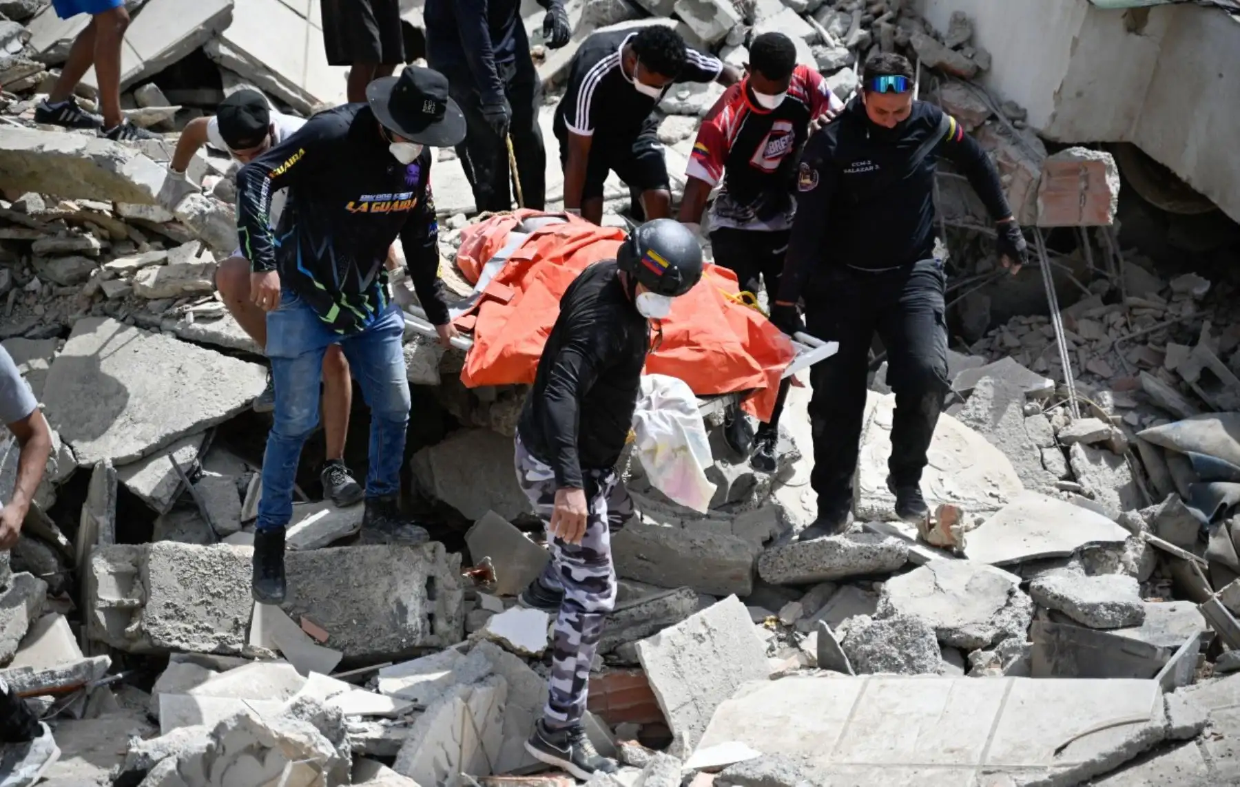 Casi 1.000 muertos y más de 50.000 desaparecidos deja el doble terremoto en Venezuela. Los sismos de magnitud 7,2 y 7,5, registrados con menos de un minuto de diferencia, devastaron varias zonas del país. Aunque hubo daños en Caracas, La Guaira fue la ciudad más afectada. Foto: AFP