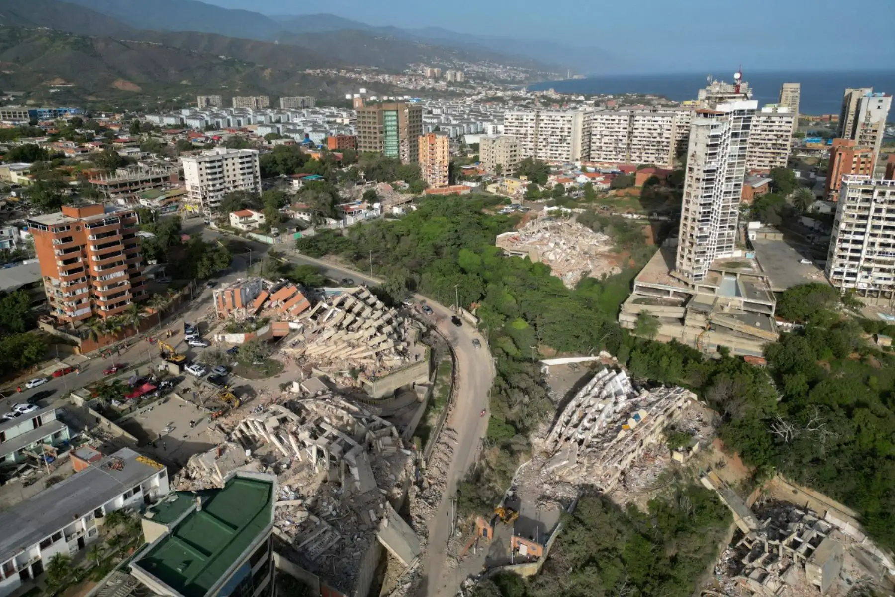 Esta vista aérea muestra edificios derrumbados en Catia La Mar, estado La Guaira, tras los terremotos que azotaron la región. Casi 1.000 personas han muerto y más de 50.000 permanecen desaparecidas tras dos terremotos consecutivos en Venezuela, donde crece la indignación por la falta de ayuda oficial para rescatar rápidamente a los supervivientes. Foto: ANDINA/AFP