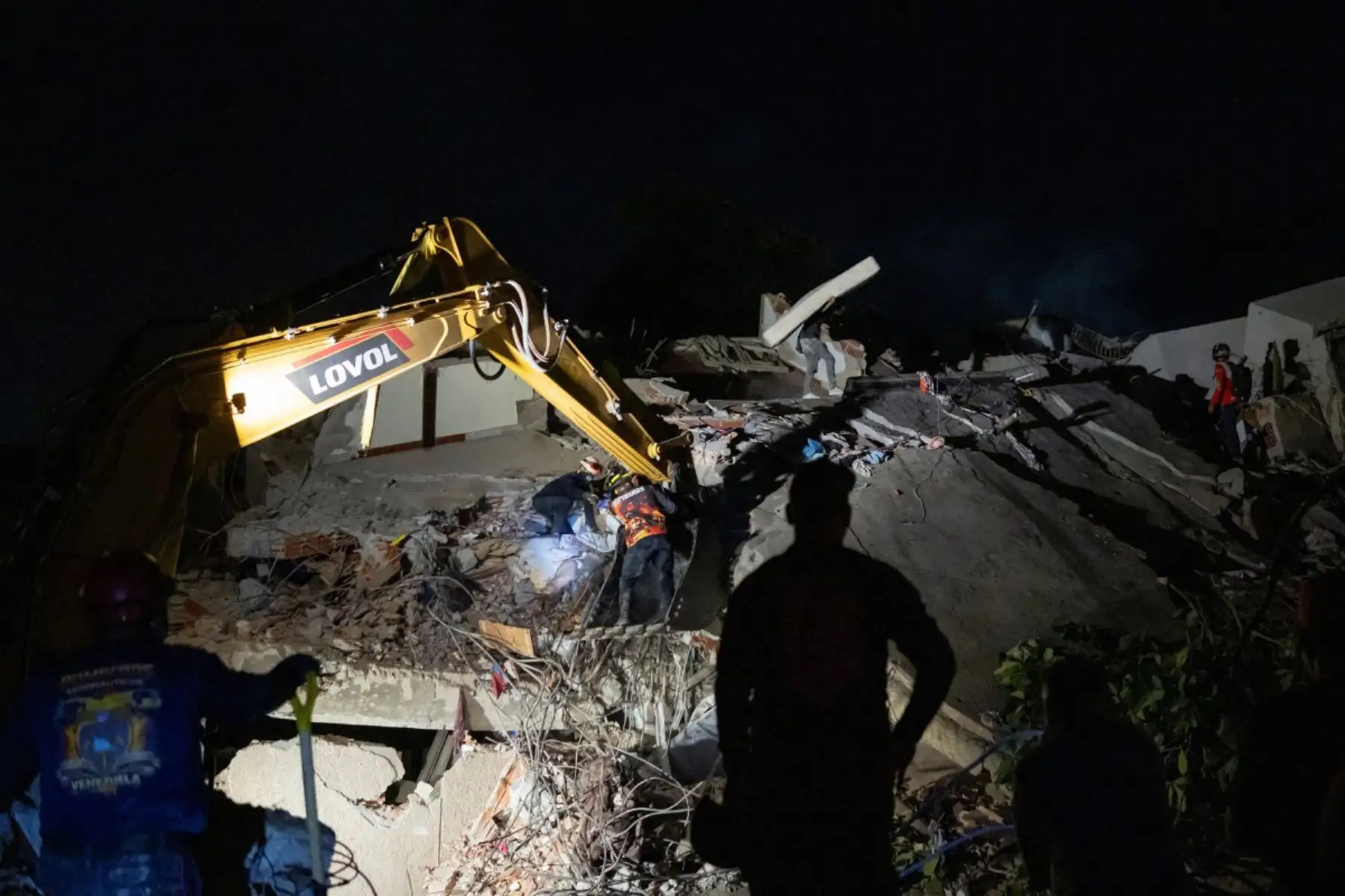 Bomberos de Caracas trabajan en la recuperación de un cadáver entre los escombros de un edificio derrumbado en La Guaira. El número de muertos por los dos fuertes terremotos que devastaron Venezuela a principios de esta semana ascendió a 920 el 26 de junio, según informó el presidente de la Asamblea Nacional, Jorge Rodríguez. Foto: ANDINA/AFP