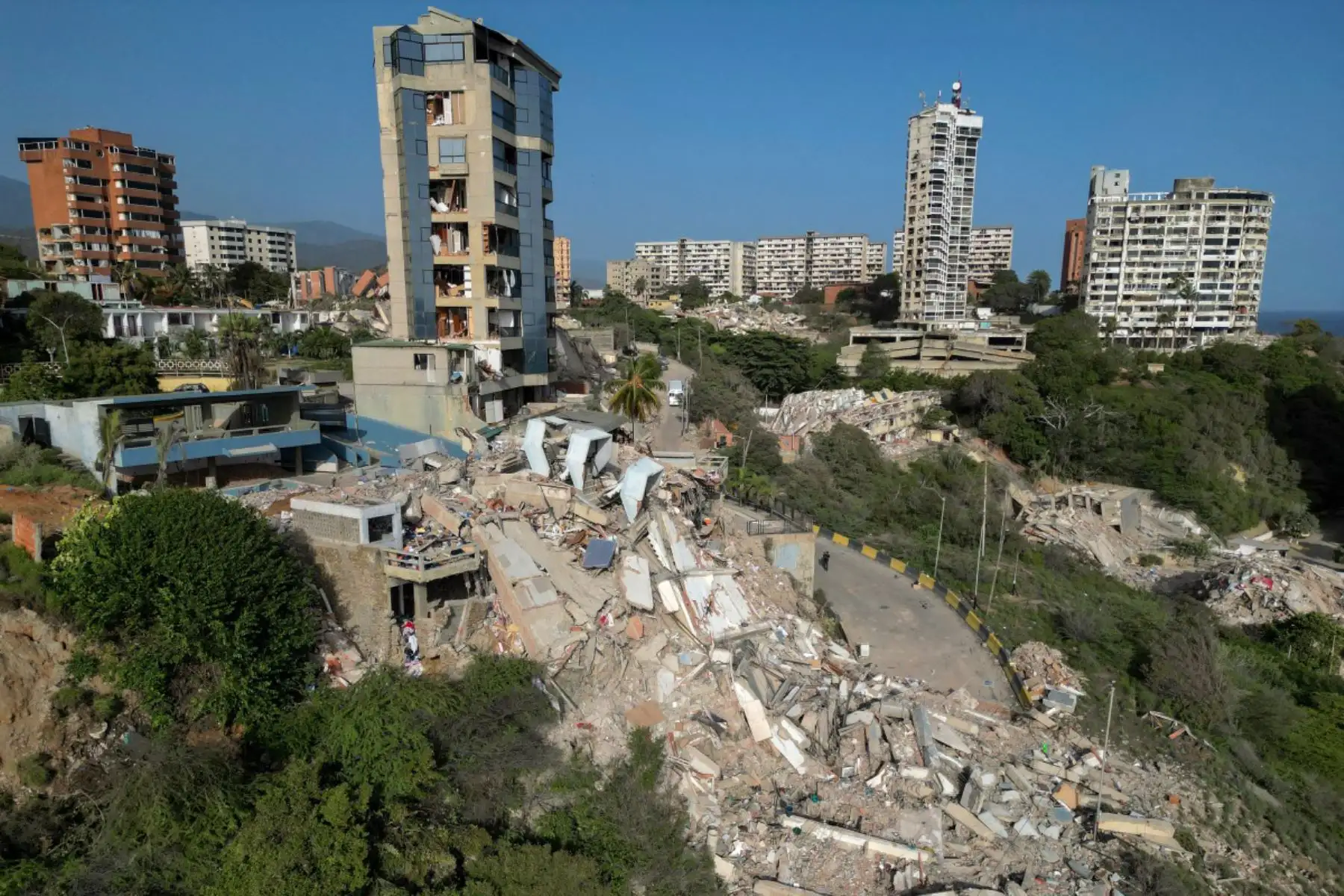 Esta vista aérea muestra edificios derrumbados en Catia La Mar, estado La Guaira, Venezuela, tras los terremotos que azotaron la región. Casi 1.000 personas han muerto y más de 50.000 permanecen desaparecidas tras dos terremotos consecutivos en Venezuela,
Foto: ANDINA/AFP