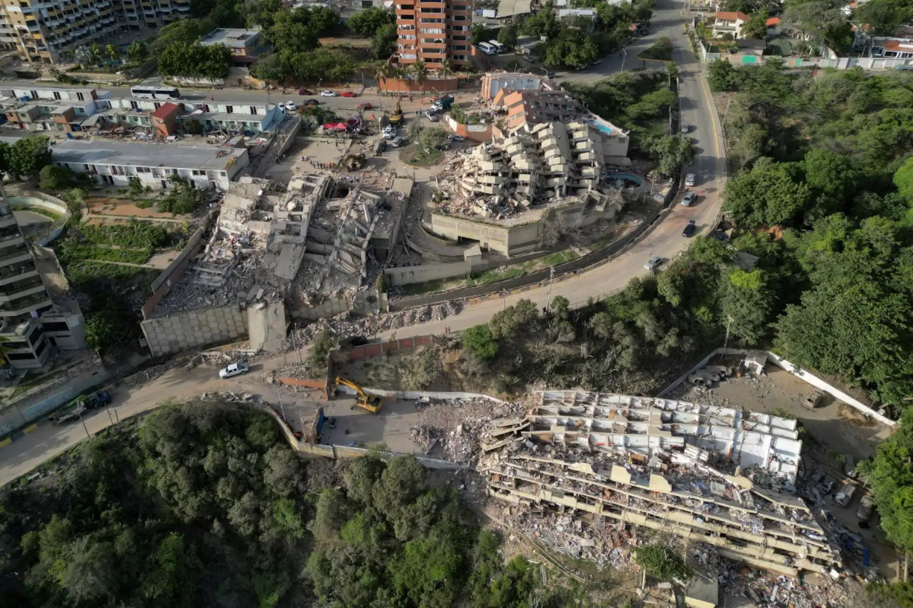 Esta vista aérea muestra edificios derrumbados en Catia La Mar, estado La Guaira, Venezuela, el 27 de junio de 2026, tras los terremotos que azotaron la región. Casi 1.000 personas han muerto y más de 50.000 permanecen desaparecidas tras dos terremotos consecutivos en Venezuela. Foto: ANDINA/AFP