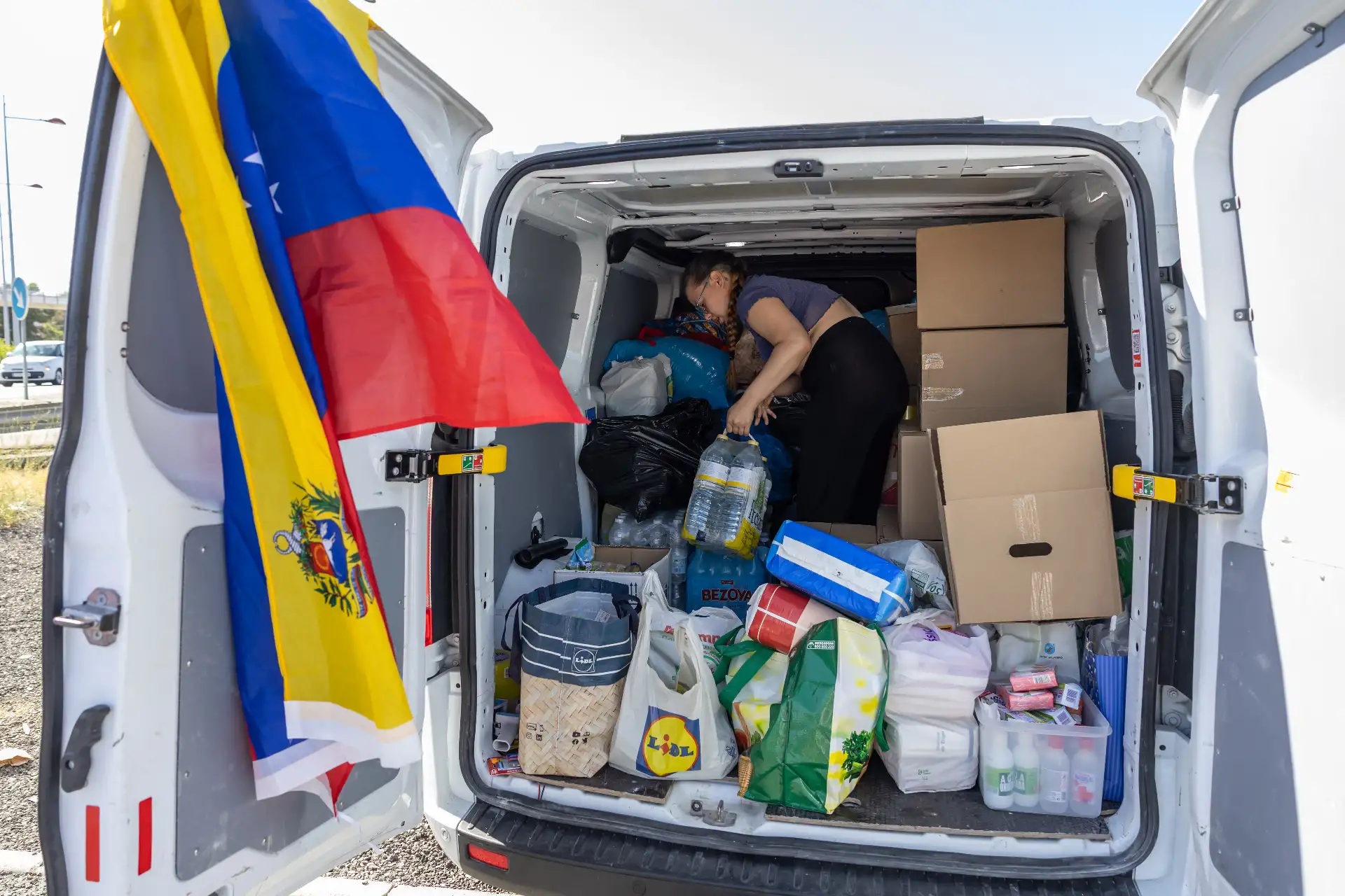 Un grupo de repartidores "de buen corazón" que trabajan en Toledo se han organizado como "puntos móviles" de recogida de ayuda para los ciudadanos de Venezuela que están afectados por los terremotos de los últimos días. Foto: ANDINA/ EFE