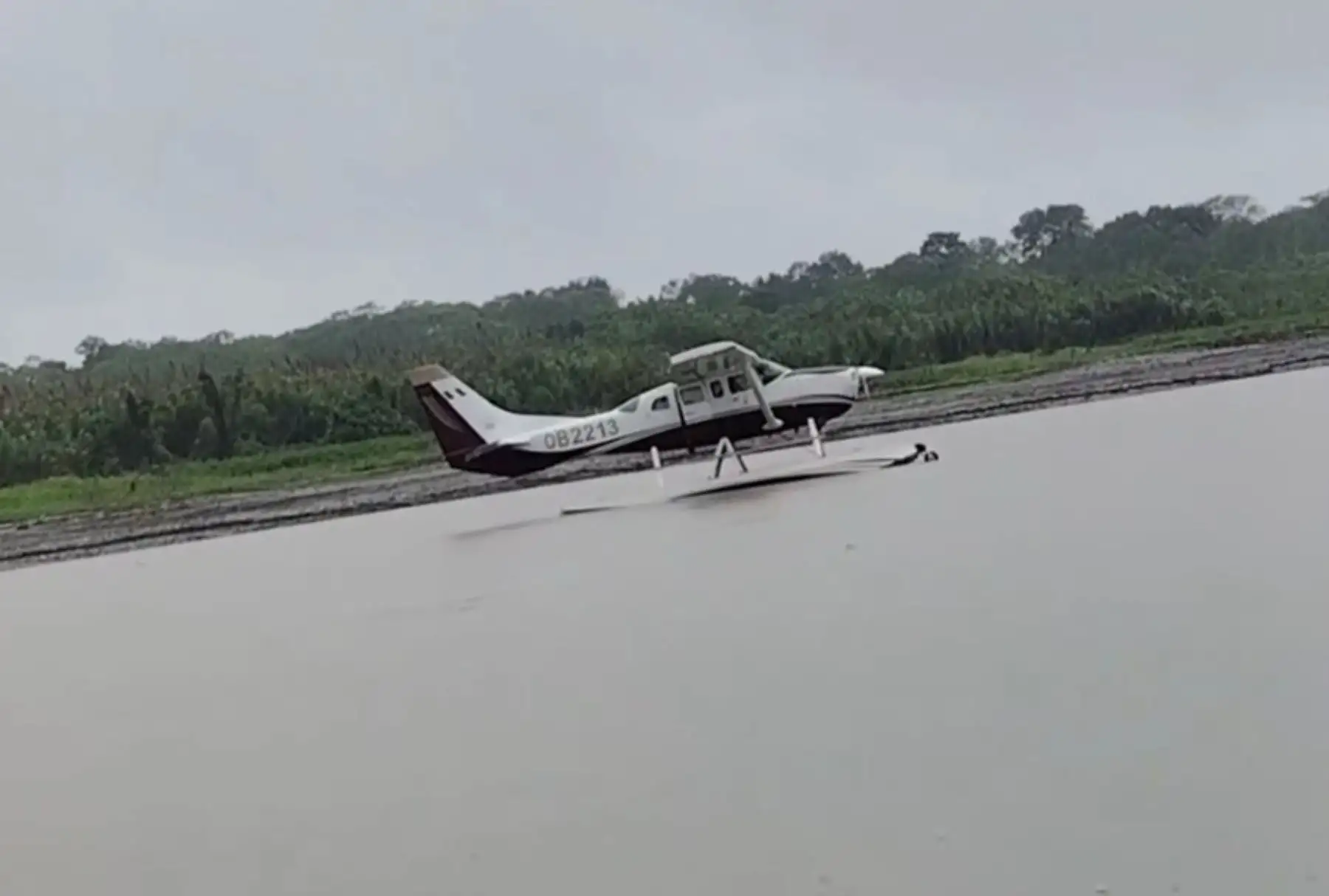Avioneta realiza acuatizaje de emergencia en el río Ucayali por temporal