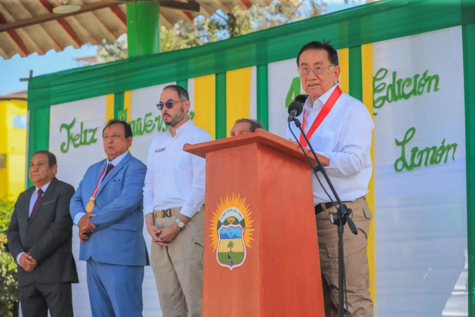 En el marco del aniversario del distrito de Olmos, el presidente José María Balcázar participó en la ceremonia central realizada en la Plaza de Armas, junto a autoridades nacionales, regionales y locales. Foto: Prensa Presidencia