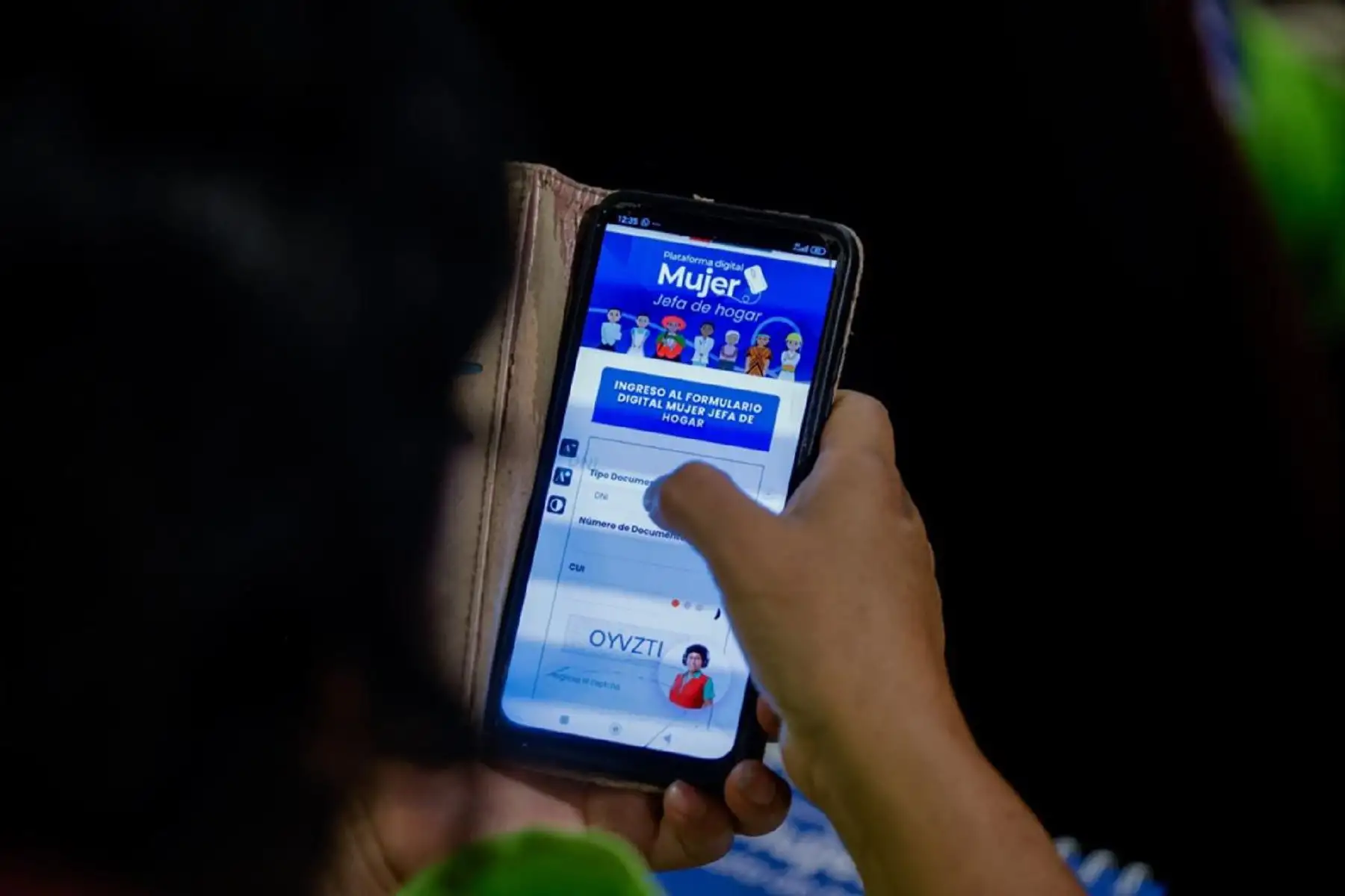 Nuevo portal digital conecta a mujeres jefas de hogar con servicios estatales