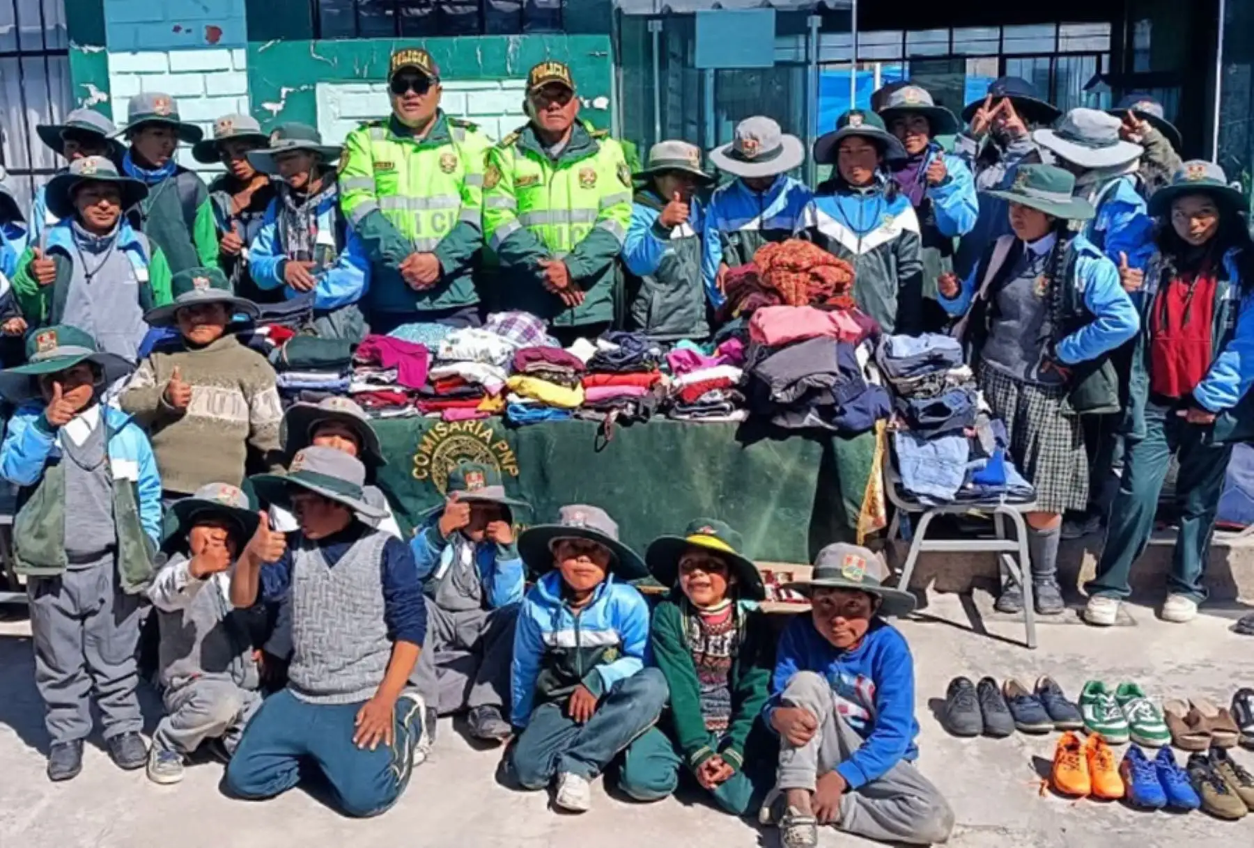 PNP entrega abrigos a escolares de zona altoandina en Arequipa