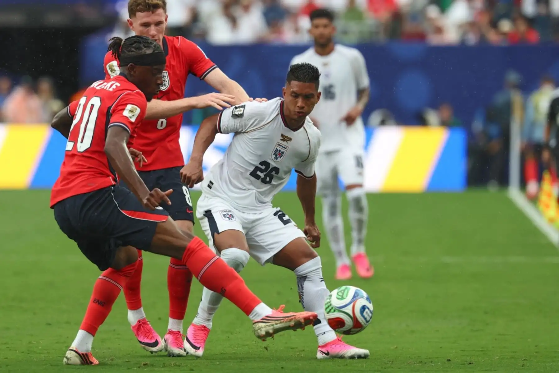 El delantero de Inglaterra #20 Noni Madueke y el defensor #26 de Panamá Jorge Gutiérrez luchan por el balón durante el partido de fútbol del Grupo L de la Copa Mundial de 2026 entre Panamá e Inglaterra en el Estadio de Nueva York/Nueva Jersey en East Rutherford el 27 de junio de 2026. (Foto de FRANCK FIFE / AFP)