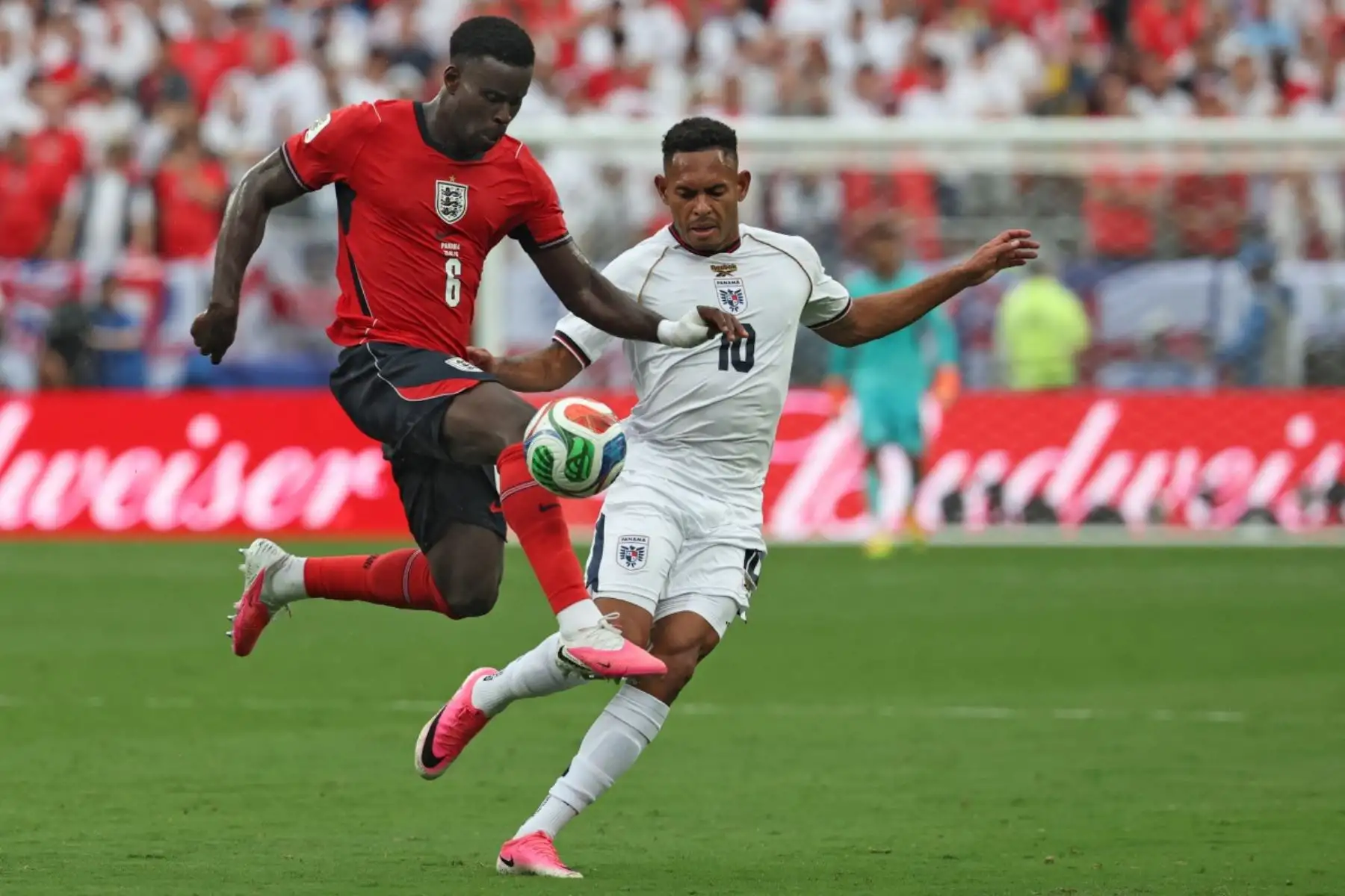 El defensor de Inglaterra #06 Marc Guehi y el delantero #10 de Panamá Ismael Díaz luchan por el balón durante el partido de fútbol del Grupo L de la Copa Mundial de 2026 entre Panamá e Inglaterra en el Estadio de Nueva York/Nueva Jersey en East Rutherford el 27 de junio de 2026. (Foto de FRANCK FIFE / AFP)