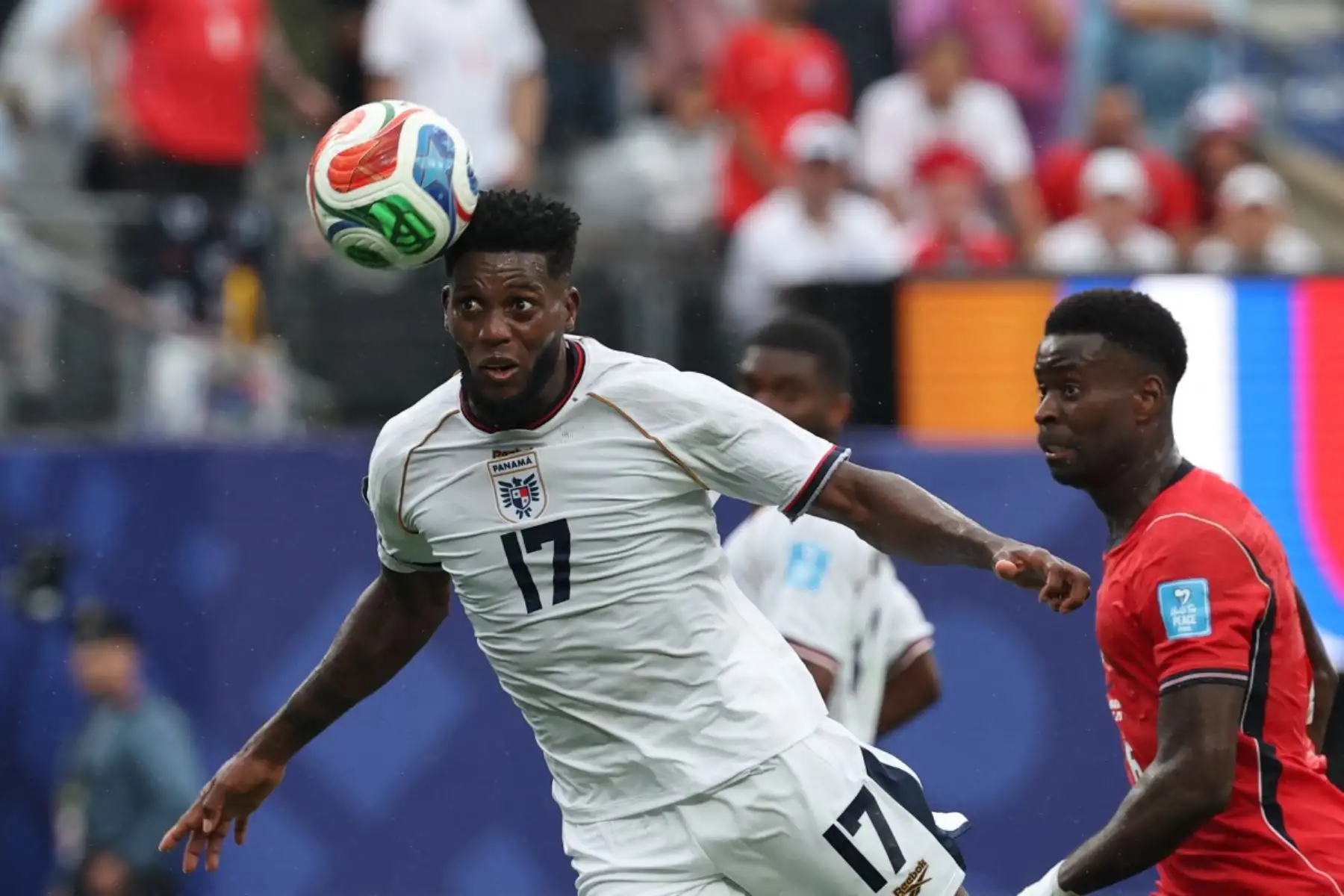 El delantero #17 de Panamá, José Fajardo, encabeza el balón durante el partido de fútbol del Grupo L de la Copa Mundial de 2026 entre Panamá e Inglaterra en el Estadio de Nueva York/Nueva Jersey en East Rutherford el 27 de junio de 2026. (Foto de FRANCK FIFE / AFP)