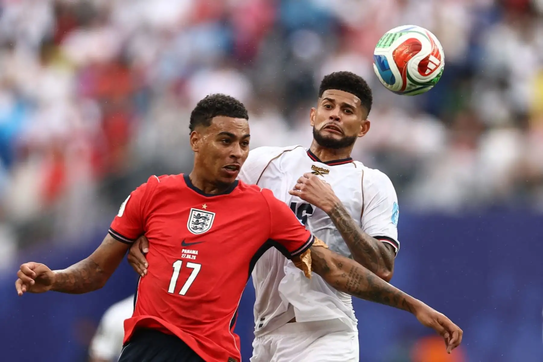 El centrocampista de Inglaterra #17 Morgan Rogers (L) lucha por el balón con el defensor de Panamá #16 Andrés Andrade durante el partido de fútbol del Grupo L de la Copa Mundial de 2026 entre Panamá e Inglaterra en el Estadio de Nueva York/Nueva Jersey en East Rutherford el 27 de junio de 2026. (Foto de CHARLY TRIBALLEAU / AFP)