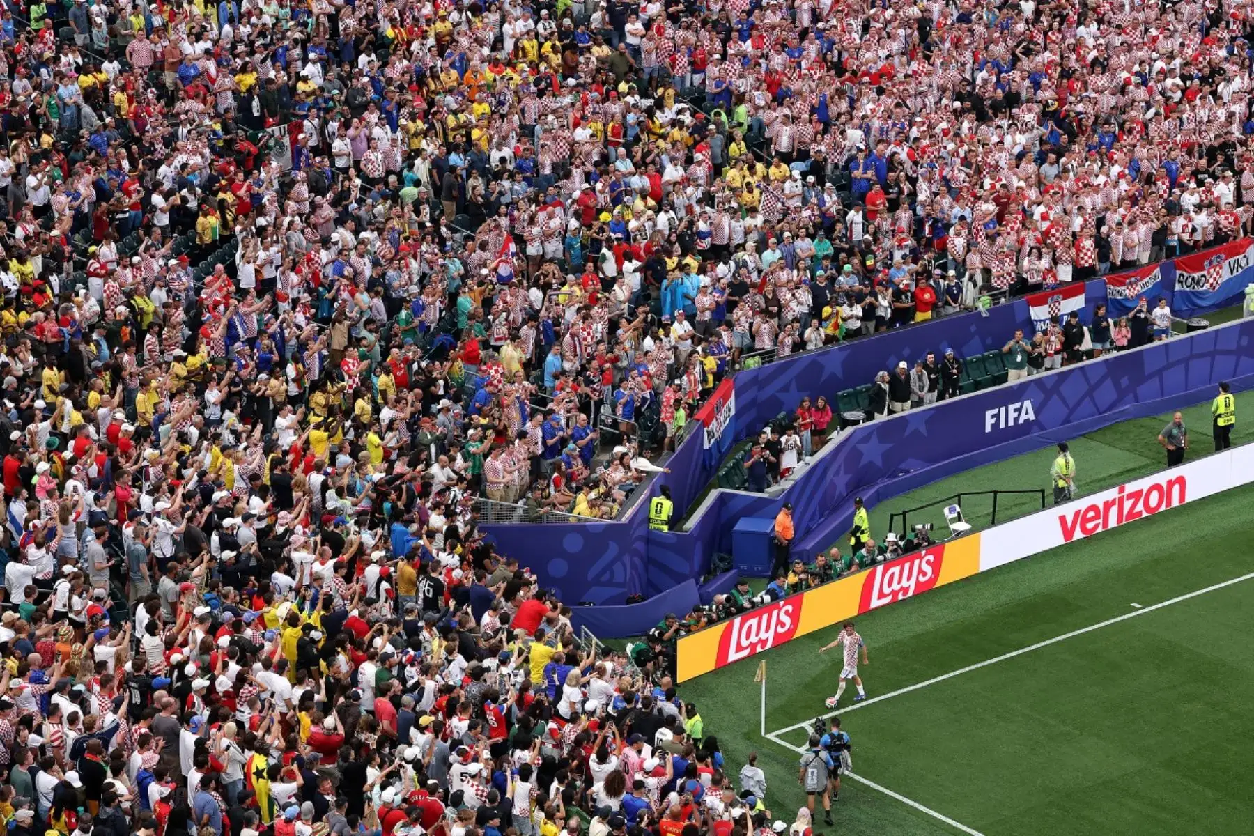 Aficionados croatas vitorean a Luka Modric, número 10 de Croacia, mientras se dirige a ejecutar un tiro de esquina durante el partido del Grupo L de la Copa Mundial de la FIFA 2026 entre Croacia y Ghana en el Estadio de Filadelfia el 27 de junio de 2026 en Filadelfia, Pensilvania. Foto: AFP
