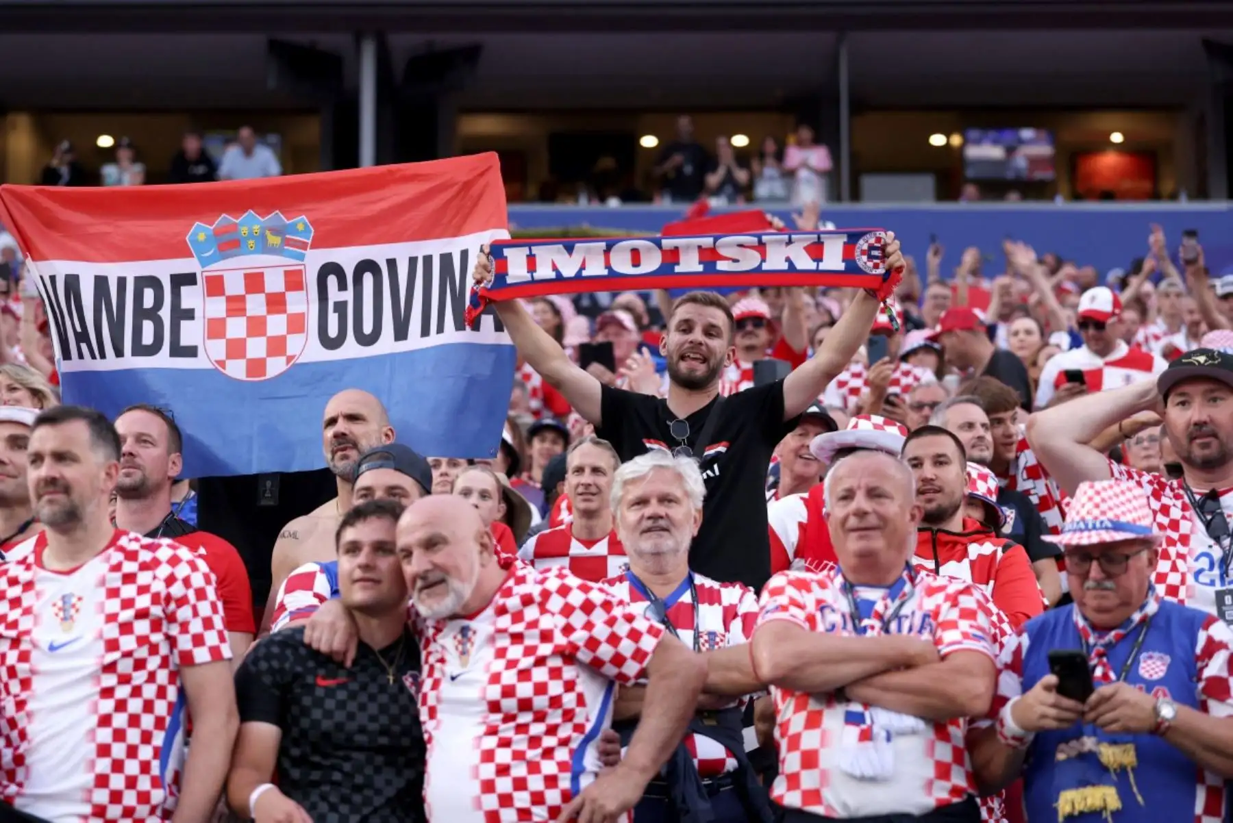 Aficionados de Croacia celebran la victoria de su equipo por 2-1 en el partido del Grupo L de la Copa Mundial de la FIFA 2026 entre Croacia y Ghana en el Estadio de Filadelfia el 27 de junio de 2026 en Filadelfia, Pensilvania. Foto: AFP