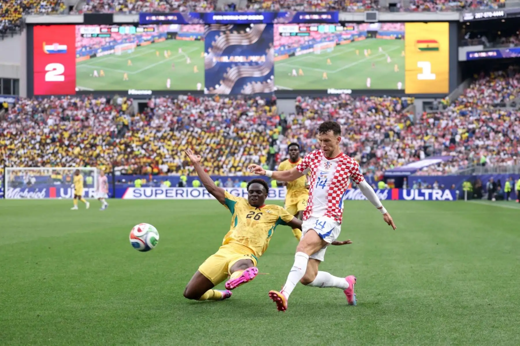 Ivan Perisic #14 de Croacia pasa el balón bajo la presión de Marvin Senaya #26 de Ghana durante el partido del Grupo L de la Copa Mundial de la FIFA 2026 entre Croacia y Ghana en el Estadio de Filadelfia el 27 de junio de 2026 en Filadelfia, Pensilvania. Foto: AFP