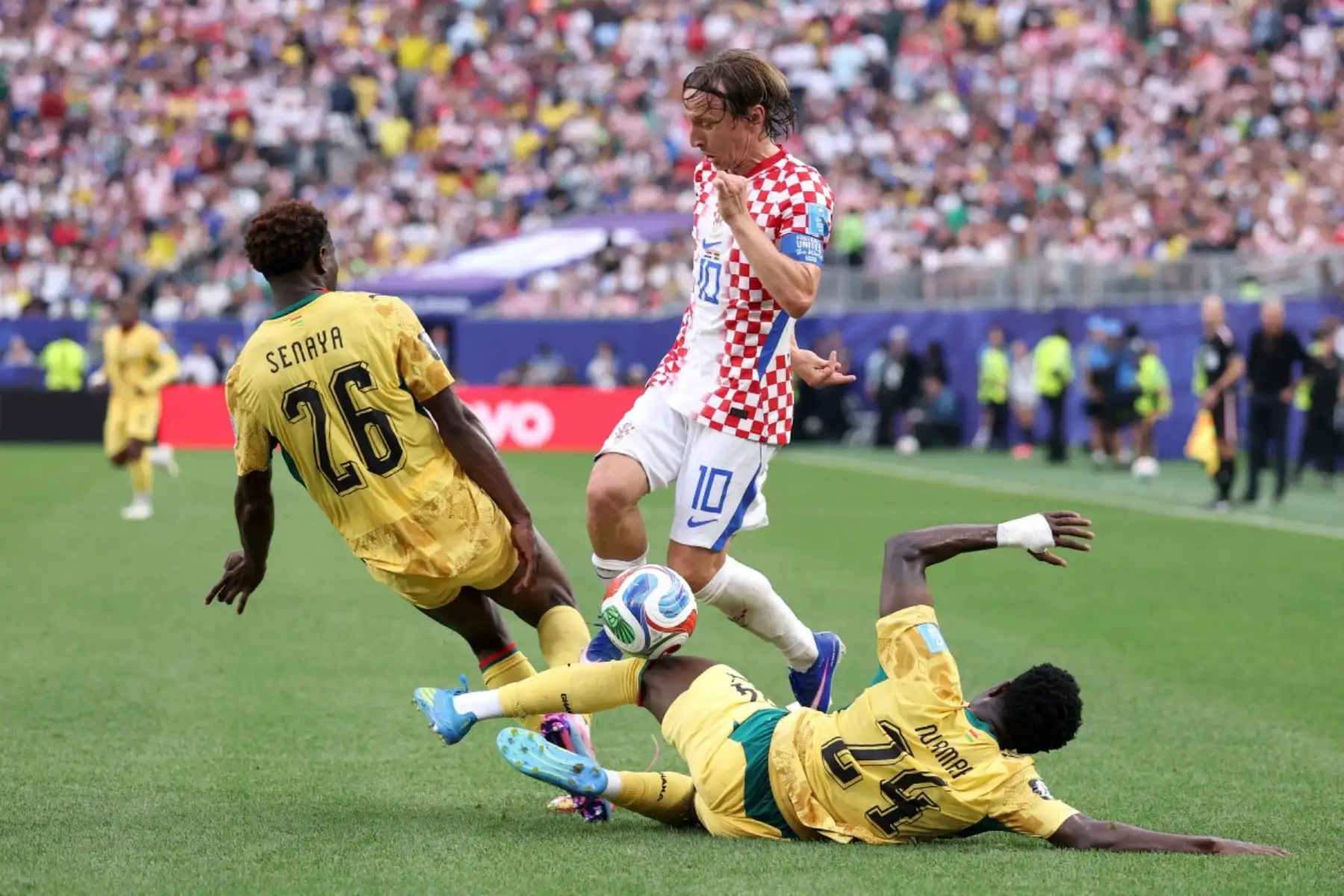 Luka Modric #10 de Croacia es desafiado por Marvin Senaya #26 y Ernest Nuamah #24 de Ghana durante el partido del Grupo L de la Copa Mundial de la FIFA 2026 entre Croacia y Ghana en el Estadio de Filadelfia el 27 de junio de 2026 en Filadelfia, Pensilvania. Foto: AFP