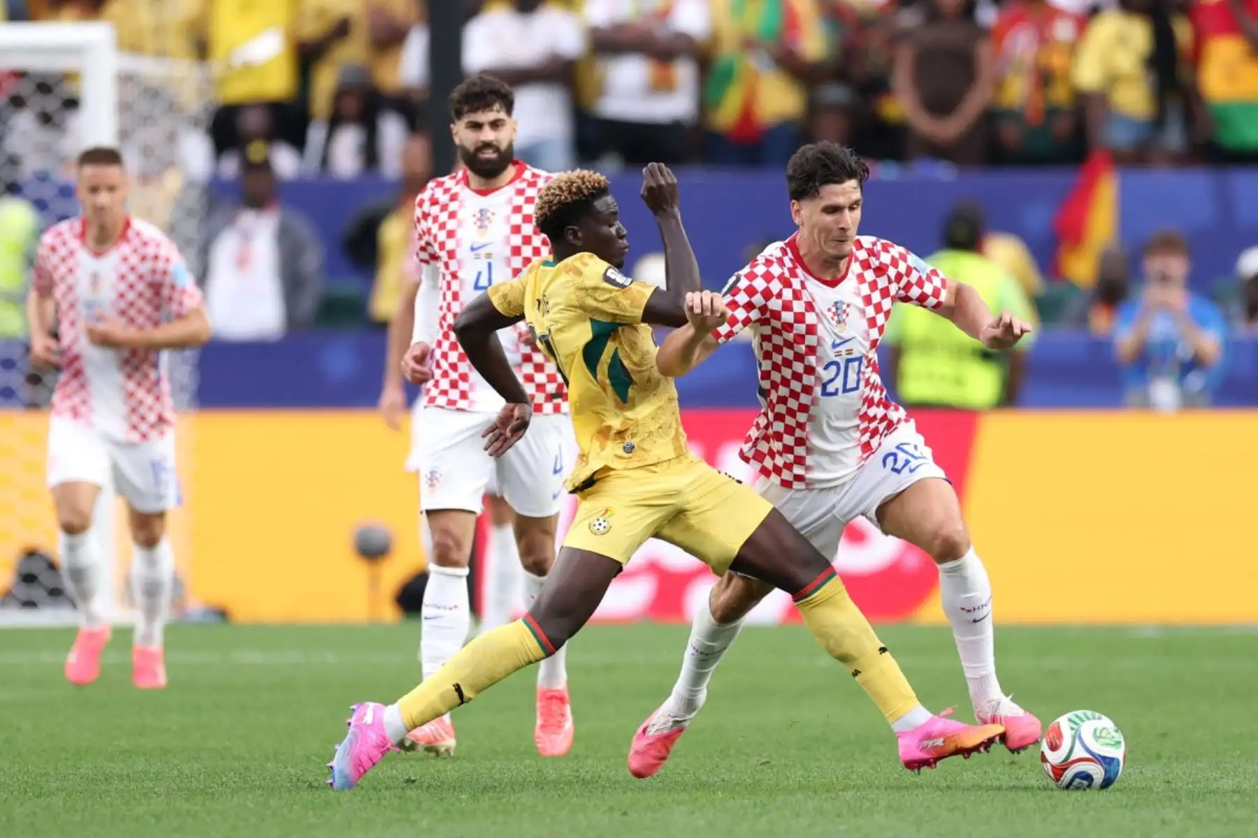 Igor Matanovic #20 de Croacia y Kojo Peprah Oppong #21 de Ghana disputan el balón durante el partido del Grupo L de la Copa Mundial de la FIFA 2026 entre Croacia y Ghana en el Estadio de Filadelfia el 27 de junio de 2026 en Filadelfia, Pensilvania. Foto: AFP