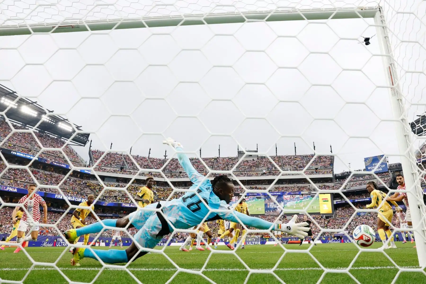 Benjamin Asare #16 de Ghana se lanza en vano mientras Nikola Vlasic #13 (parcialmente visible) de Croacia anota el segundo gol de su equipo durante el partido del Grupo L de la Copa Mundial de la FIFA 2026 entre Croacia y Ghana en el Estadio de Filadelfia el 27 de junio de 2026 en Filadelfia, Pensilvania. Foto: AFP