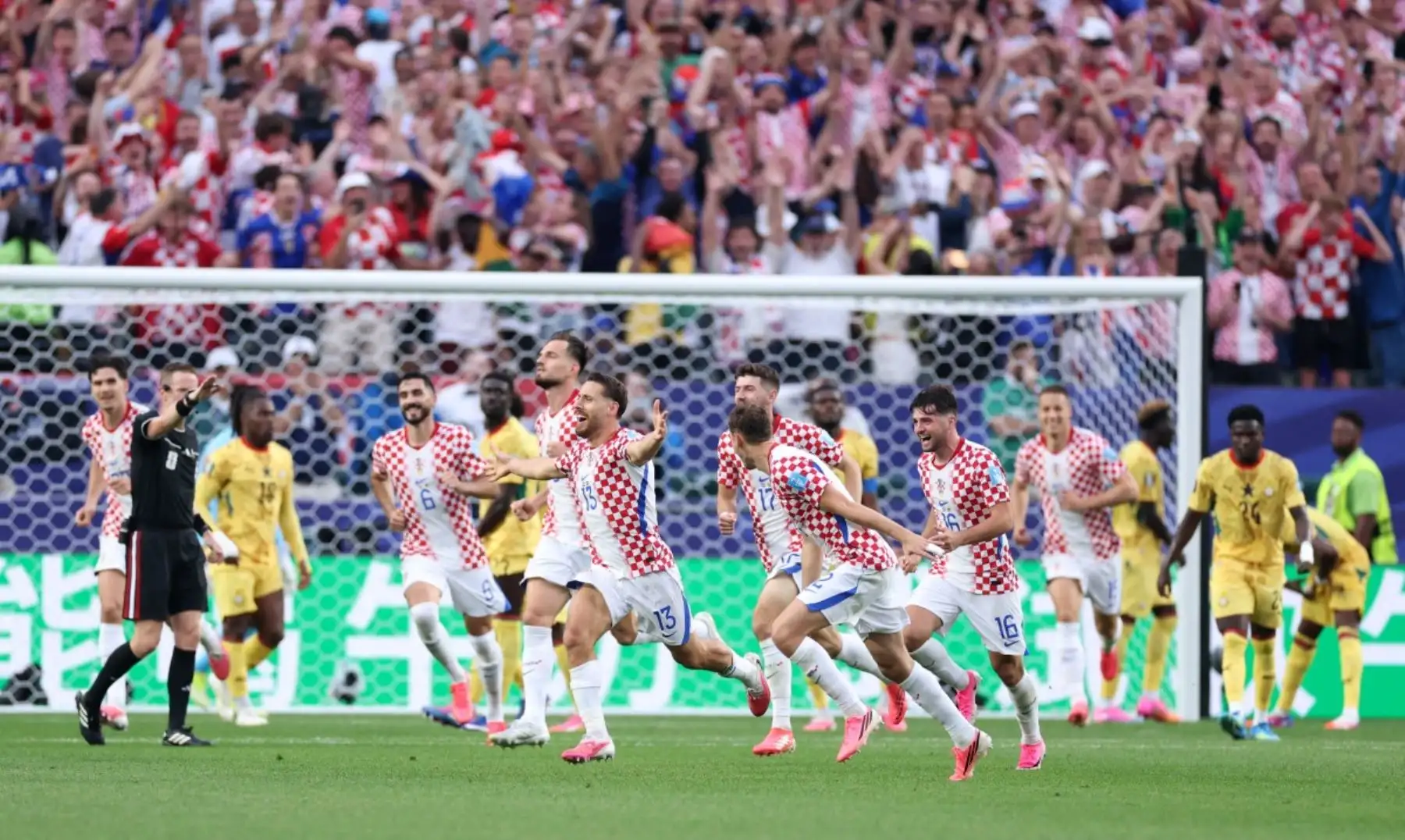 Nikola Vlasic #13 de Croacia celebra el segundo gol de su equipo durante el partido del Grupo L de la Copa Mundial de la FIFA 2026 entre Croacia y Ghana en el Estadio de Filadelfia el 27 de junio de 2026 en Filadelfia, Pensilvania. Foto: AFP