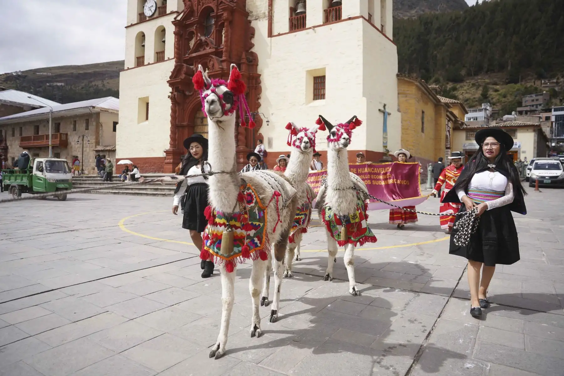 Previo a la inauguración de la Expo Perú Los Andes 2026cse realizó un pasacalle cultural desde la plaza Santa Ana hasta el campo ferial Callqui Chico, donde se presentaron las danzas típicas de las regiones participantes. Foto: ANDINA/Genry Bautista