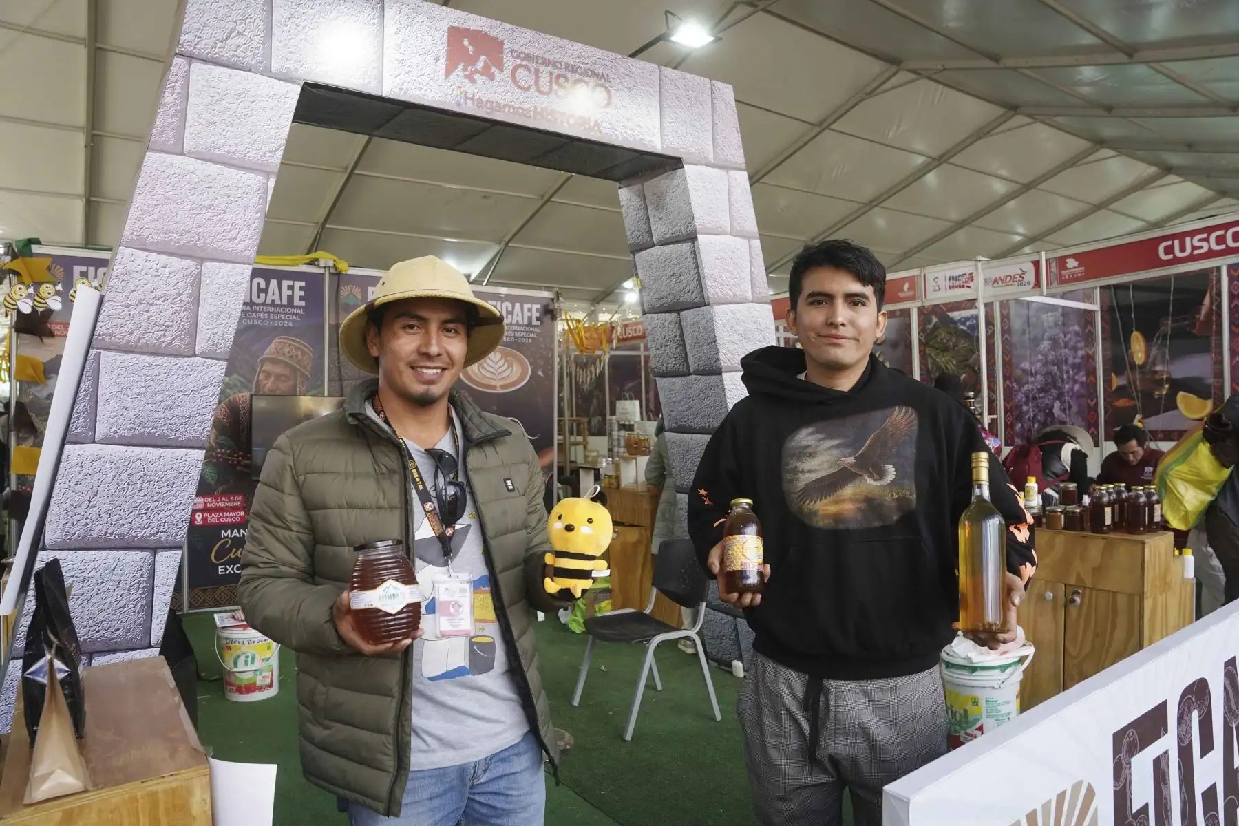 La región Cuzco exhiben sus peluches de alpaca y otros productos, asimismo también participan sus productores de miel. Foto: ANDINA/Genry Bautista