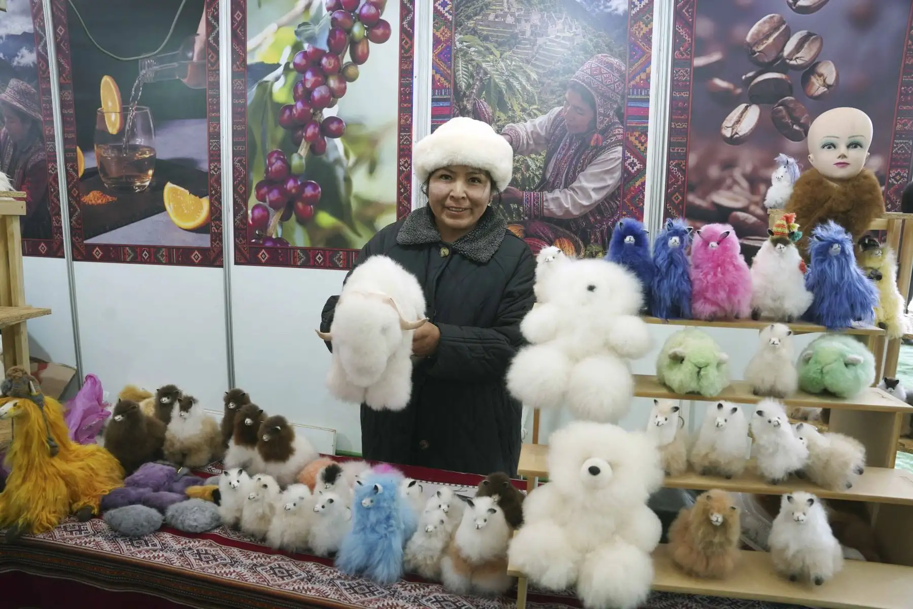 La región Cuzco exhiben sus peluches de alpaca y otros productos, asimismo también participan sus productores de miel. Foto: ANDINA/Genry Bautista