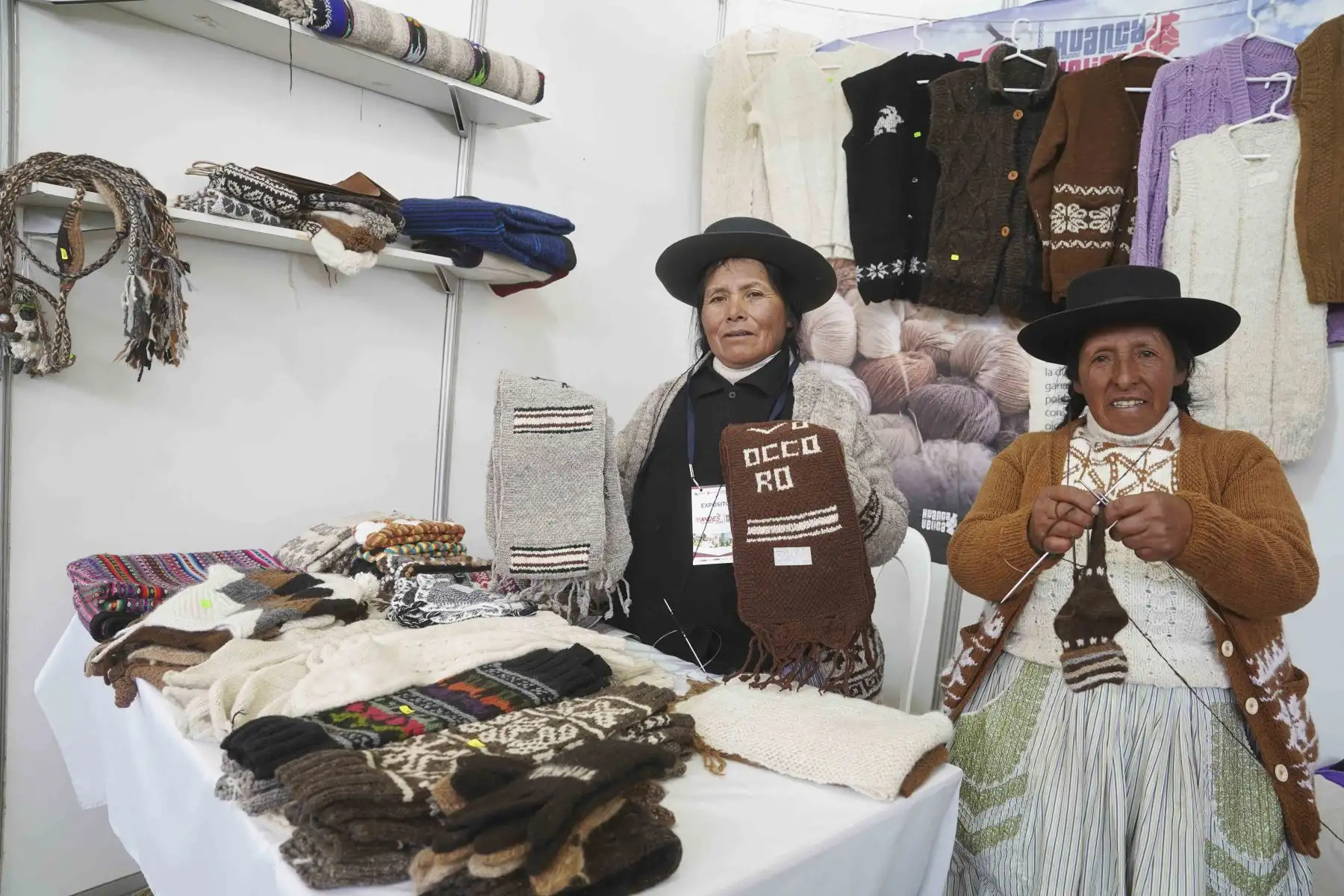 Artesana de la región Ica muestra sus diversos productos hechos a base de cuero en el campo ferial Callqui Chico. Foto: ANDINA/Genry Bautista