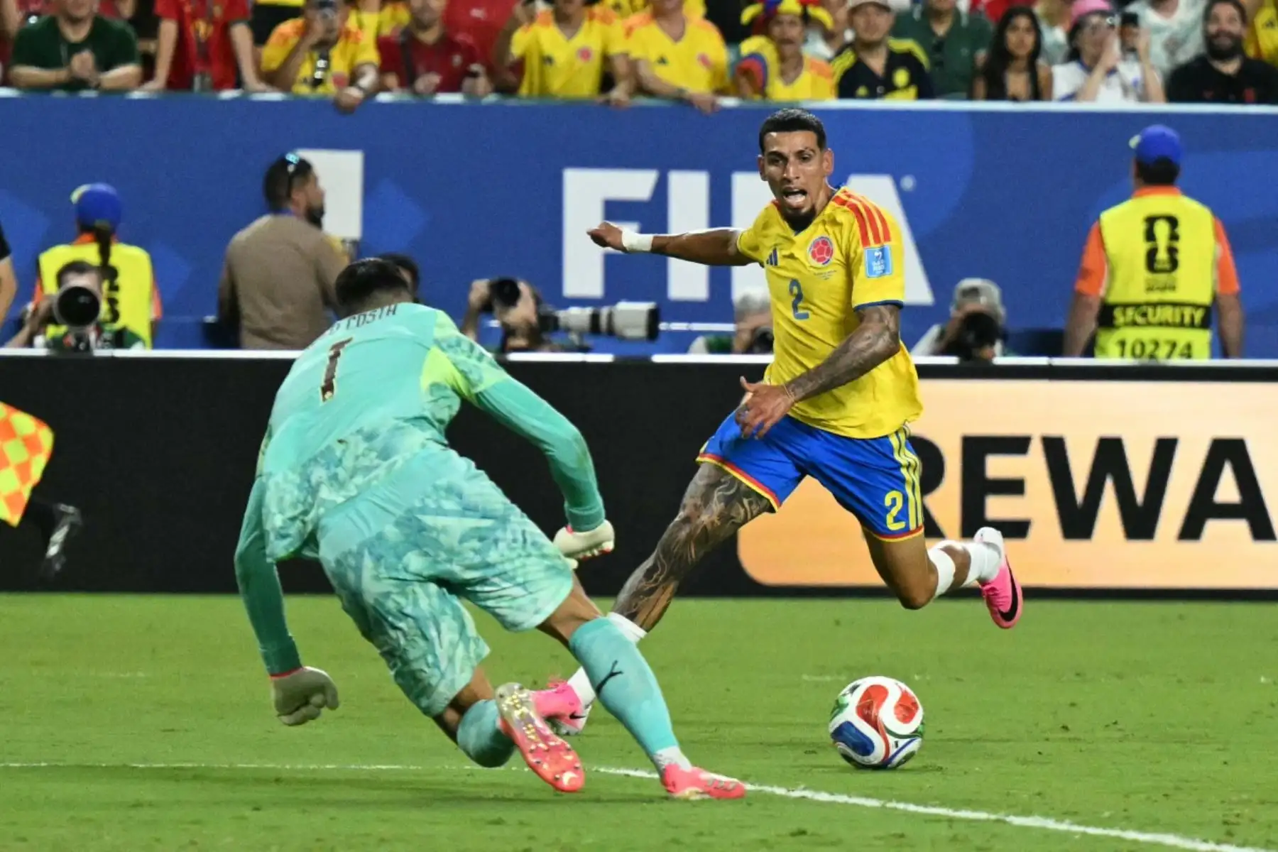 El defensa colombiano Daniel Muñoz (número 2) reacciona ante el portero portugués Diogo Costa (número 1) durante el partido de fútbol del Grupo K del Mundial 2026 entre Colombia y Portugal en el Miami Stadium de Miami Gardens el 27 de junio de 2026. (Foto de CHANDAN KHANNA / AFP)