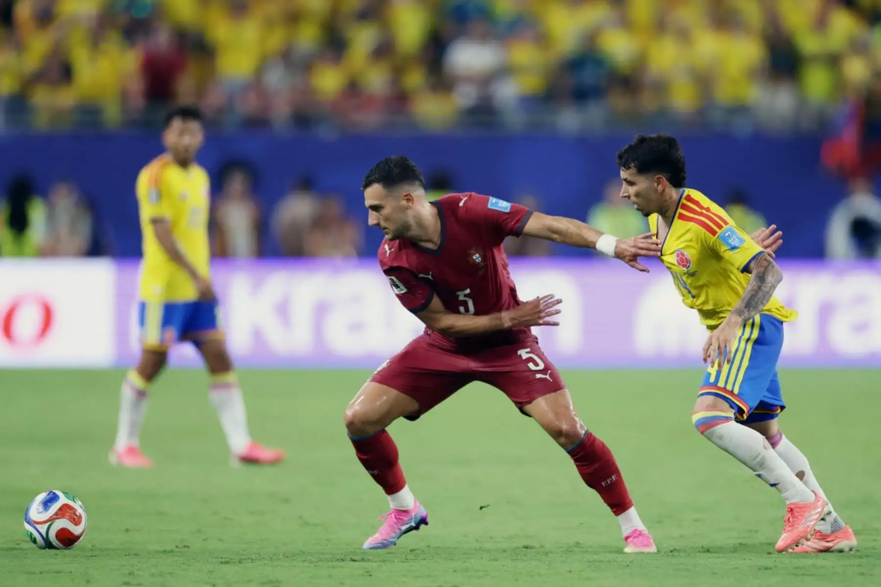 El defensa portugués Diogo Dalot (número 5) y el centrocampista colombiano Gustavo Puerta (número 14) disputan el balón durante el partido de fútbol del Grupo K del Mundial 2026 entre Colombia y Portugal en el Miami Stadium de Miami Gardens el 27 de junio de 2026. (Foto de PATRICIA DE MELO MOREIRA / AFP)