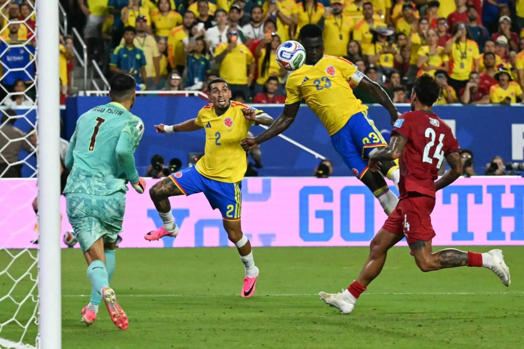 El defensa colombiano número 23, Davinson Sánchez, anota un gol que posteriormente fue anulado tras la revisión del VAR durante el partido de fútbol del Grupo K de la Copa Mundial 2026 entre Colombia y Portugal en el Miami Stadium de Miami Gardens el 27 de junio de 2026. (Foto de CHANDAN KHANNA / AFP)