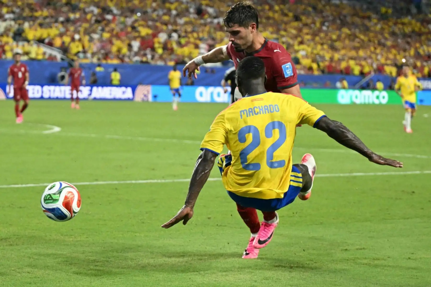 El defensa colombiano número 22, Deiver Machado, cae ante el delantero portugués número 18, Pedro Neto, durante el partido de fútbol del Grupo K del Mundial 2026 entre Colombia y Portugal en el Miami Stadium de Miami Gardens el 27 de junio de 2026. (Foto de CHANDAN KHANNA / AFP)
