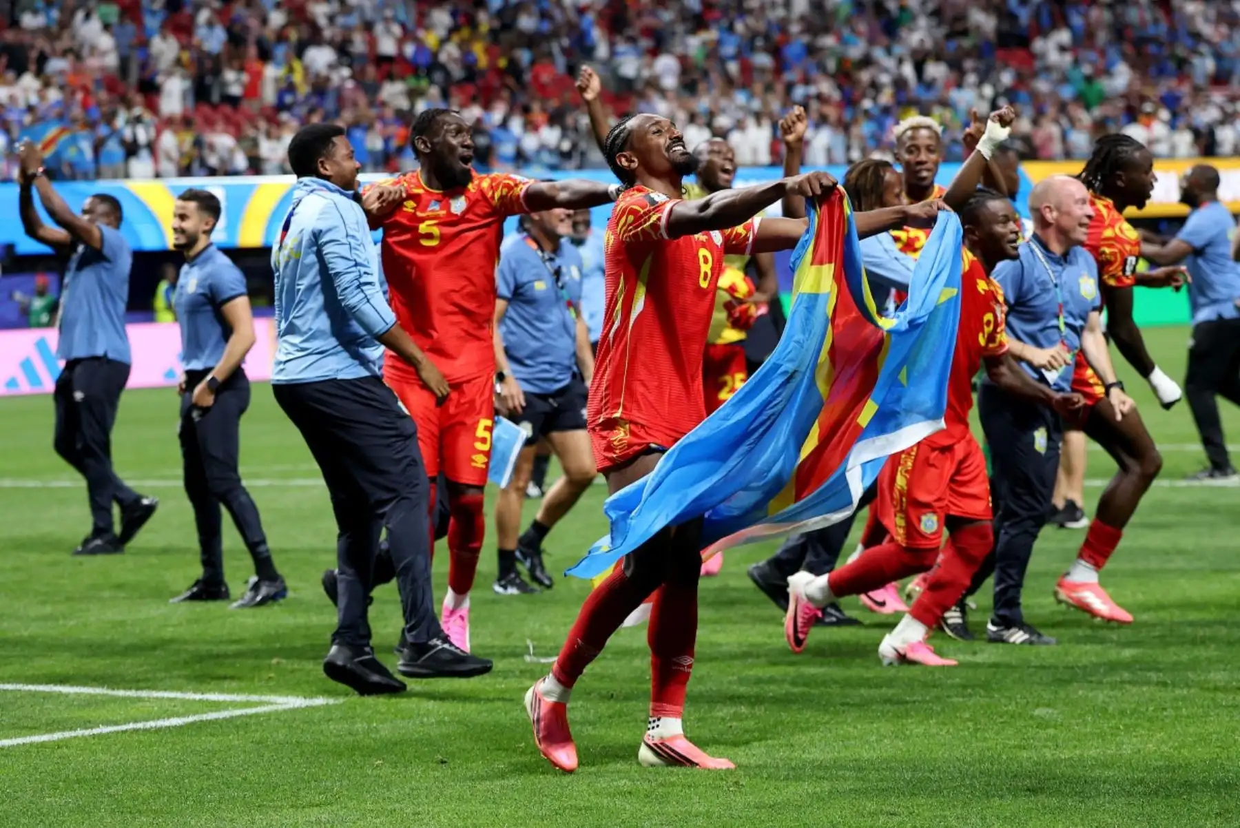 Samuel Moutoussamy #8 de la República Democrática del Congo y sus compañeros celebran la victoria por 3-1 durante el partido del Grupo K de la Copa Mundial de la FIFA 2026 entre la República Democrática del Congo y Uzbekistán en el Estadio de Atlanta el 27 de junio de 2026 en Atlanta, Georgia. Foto: AFP