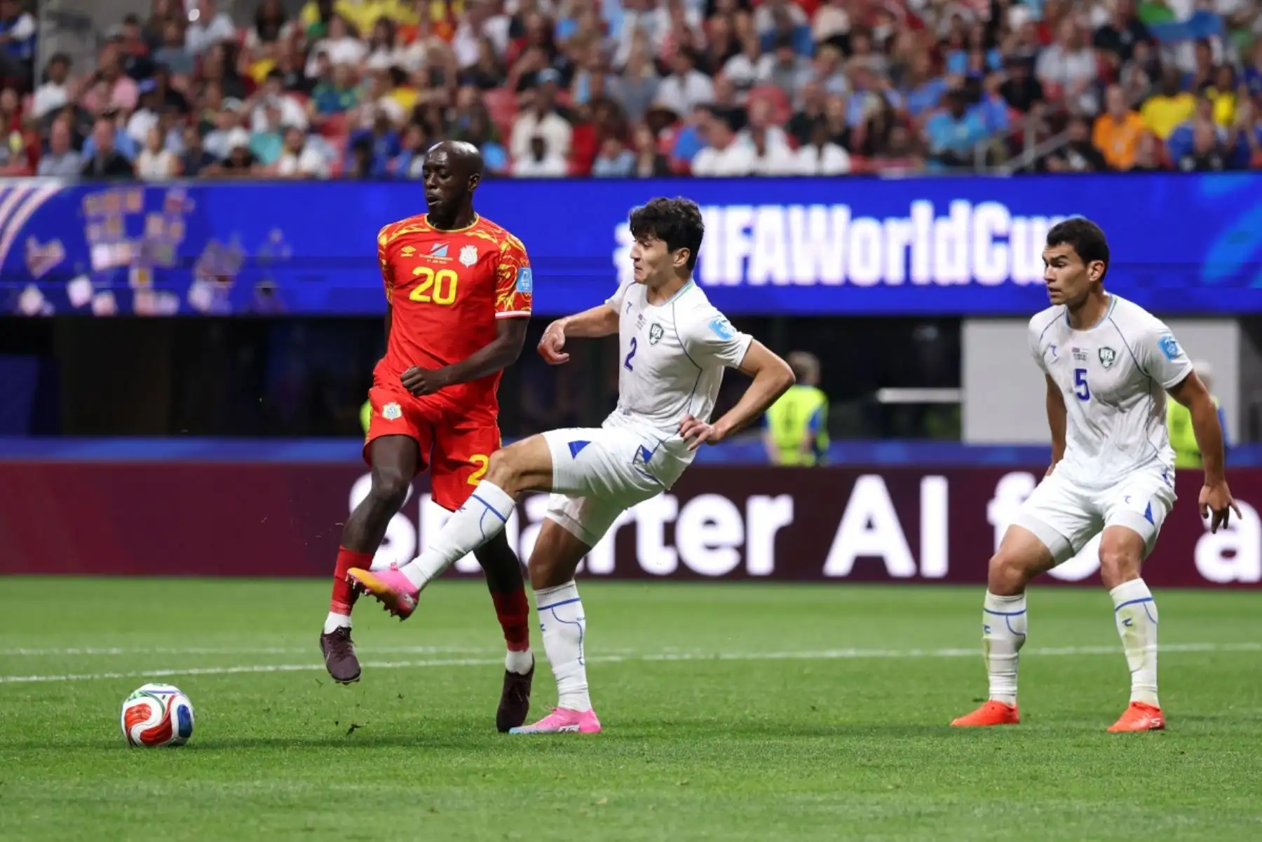 Yoane Wissa #20 de la República Democrática del Congo recibe una falta de Abdukodir Khusanov #2 de Uzbekistán en el cuadro durante el partido del Grupo K de la Copa Mundial de la FIFA 2026 entre la República Democrática del Congo y Uzbekistán en el estadio de Atlanta el 27 de junio de 2026 en Atlanta, Georgia. Foto: AFP