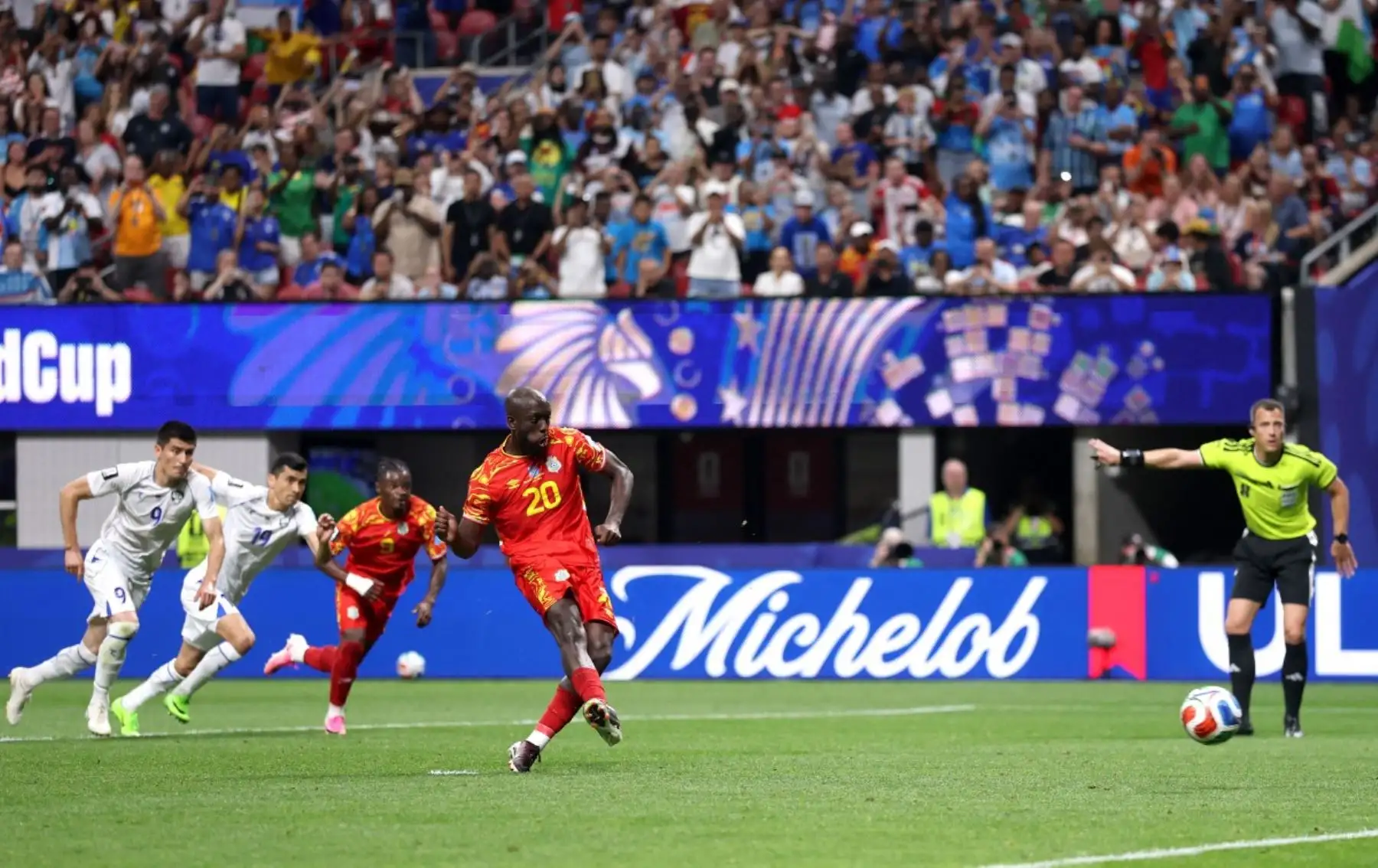Yoane Wissa #20 de la República Democrática del Congo anota un penalti para el primer gol de su equipo durante el partido del Grupo K de la Copa Mundial de la FIFA 2026 entre la República Democrática del Congo y Uzbekistán en el Estadio de Atlanta el 27 de junio de 2026 en Atlanta, Georgia. Foto: AFP