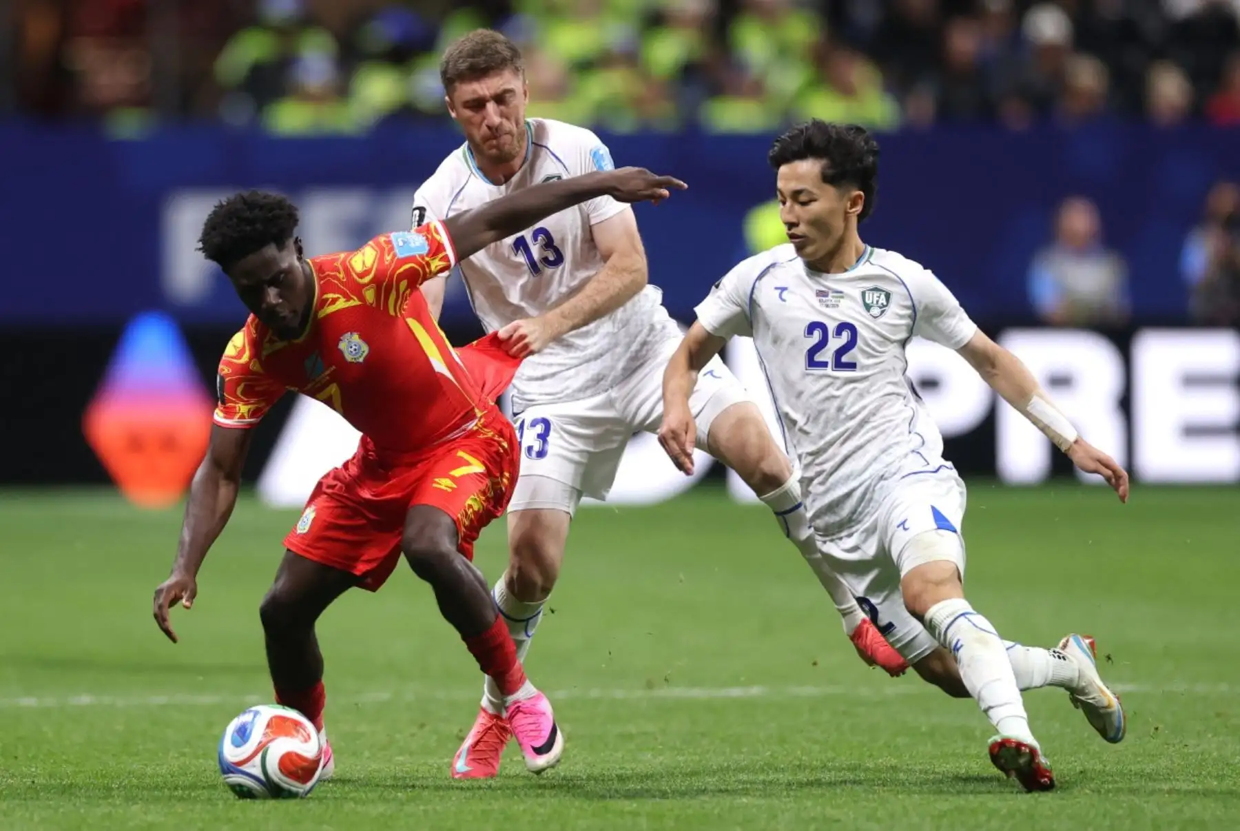 Nathanael Mbuku #7 de la República Democrática del Congo es desafiado por Sherzod Nasrullaev #13 y Abbosbek Fayzullaev #22 de Uzbekistán durante el partido del Grupo K de la Copa Mundial de la FIFA 2026 entre la República Democrática del Congo y Uzbekistán en el estadio de Atlanta el 27 de junio de 2026 en Atlanta, Georgia. Foto: AFP
