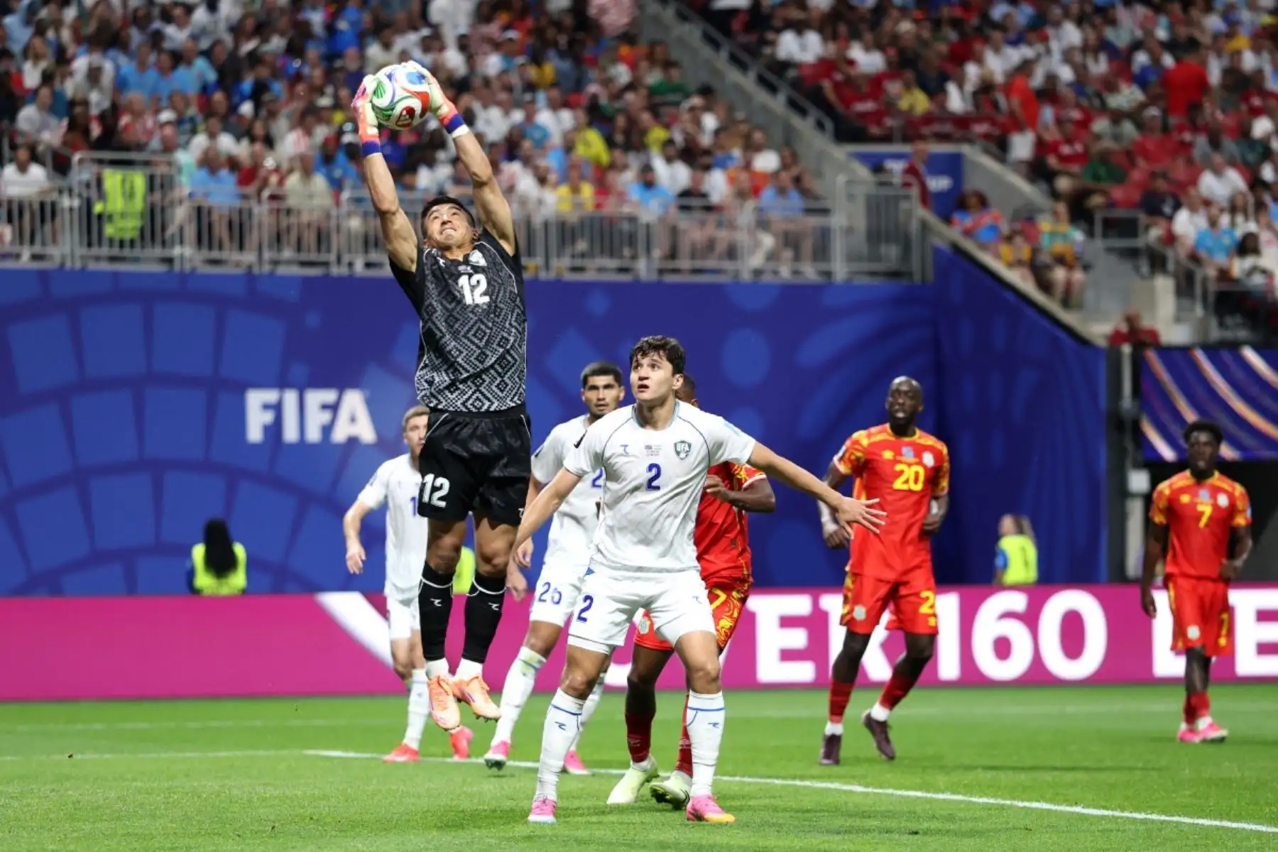 Abduvohid Nematov #12 de Uzbekistán realiza una parada durante el partido del Grupo K de la Copa Mundial de la FIFA 2026 entre la República Democrática del Congo y Uzbekistán en el Estadio de Atlanta el 27 de junio de 2026 en Atlanta, Georgia. Foto: AFP